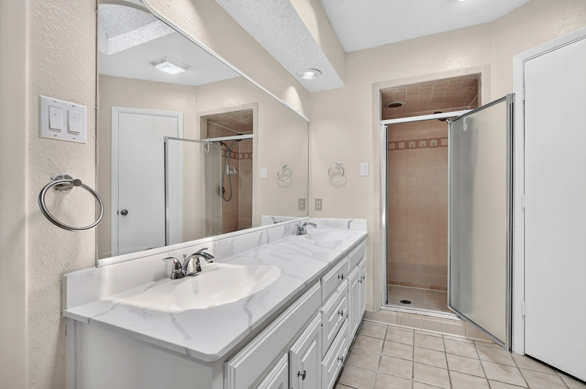 Single Family Residence For Sale in Dallas County , 3856 Double Oak Lane, Irving, Texas 75061, 4 Bedroom, 2 Bathroom, 2 Garage spaces, 2,154 Sqft, built in 1981, mls#21387913, Real Estate Agent in Irving, Homes For Sale in Dallas county, Homes For Sale in Irving, Realtor in Irving Texas, Real Estate Brokerage Independent Realty Texas, Luminita Cordes Realtor