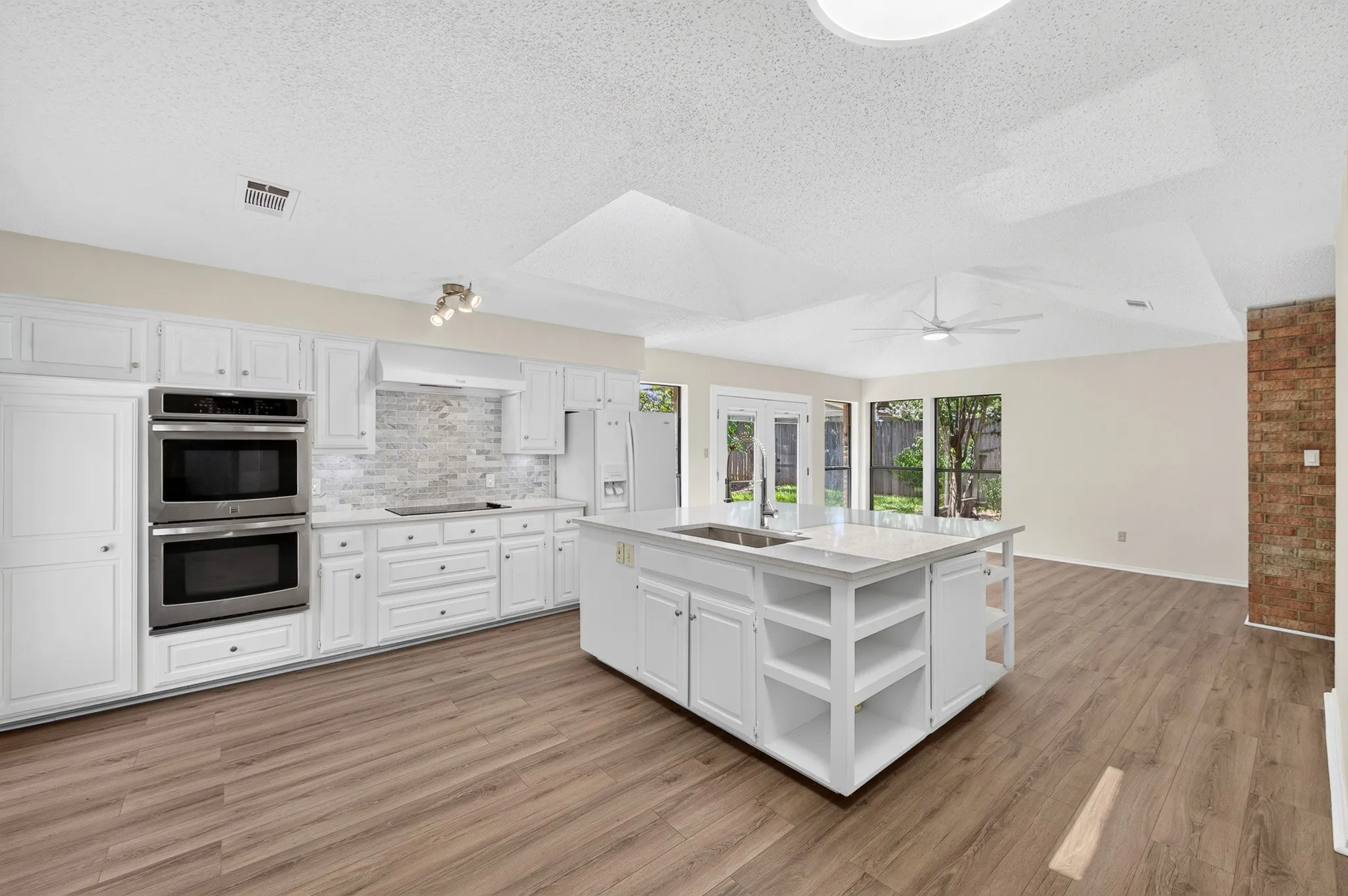 Single Family Residence For Sale in Dallas County , 3856 Double Oak Lane, Irving, Texas 75061, 4 Bedroom, 2 Bathroom, 2 Garage spaces, 2,154 Sqft, built in 1981, mls#21387913, Real Estate Agent in Irving, Homes For Sale in Dallas county, Homes For Sale in Irving, Realtor in Irving Texas, Real Estate Brokerage Independent Realty Texas, Luminita Cordes Realtor