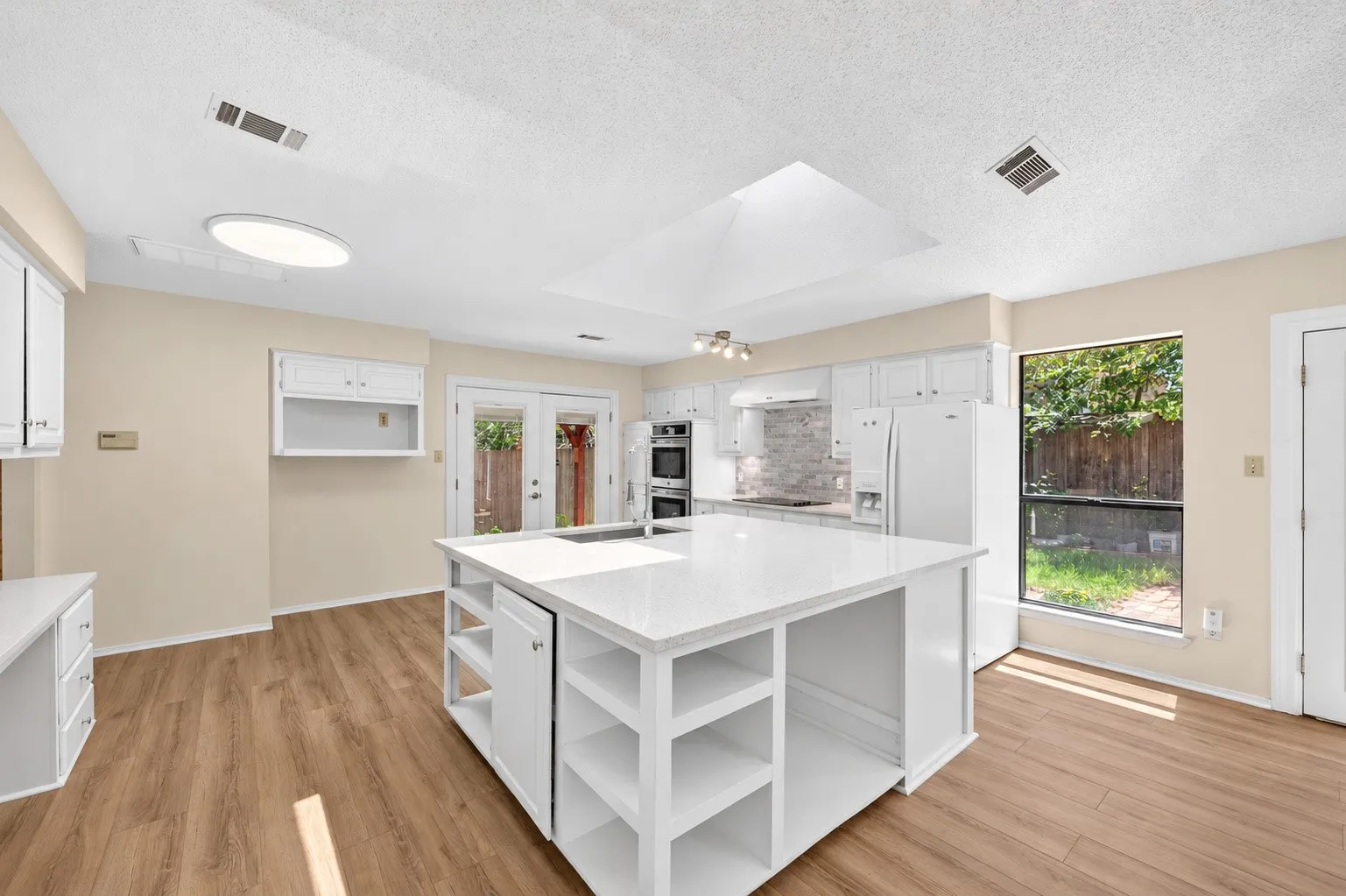 Single Family Residence For Sale in Dallas County , 3856 Double Oak Lane, Irving, Texas 75061, 4 Bedroom, 2 Bathroom, 2 Garage spaces, 2,154 Sqft, built in 1981, mls#21387913, Real Estate Agent in Irving, Homes For Sale in Dallas county, Homes For Sale in Irving, Realtor in Irving Texas, Real Estate Brokerage Independent Realty Texas, Luminita Cordes Realtor