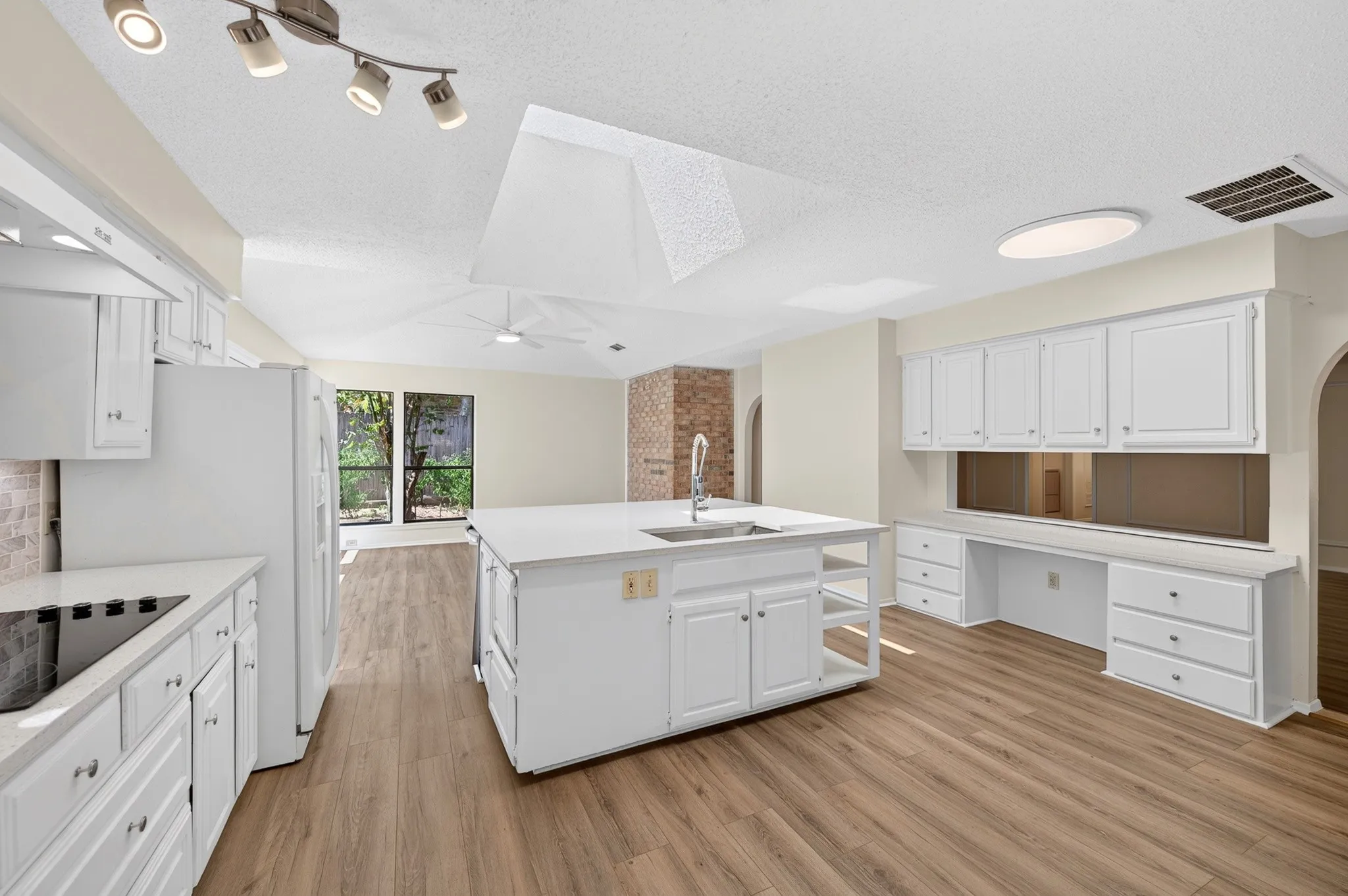 Single Family Residence For Sale in Dallas County , 3856 Double Oak Lane, Irving, Texas 75061, 4 Bedroom, 2 Bathroom, 2 Garage spaces, 2,154 Sqft, built in 1981, mls#21387913, Real Estate Agent in Irving, Homes For Sale in Dallas county, Homes For Sale in Irving, Realtor in Irving Texas, Real Estate Brokerage Independent Realty Texas, Luminita Cordes Realtor