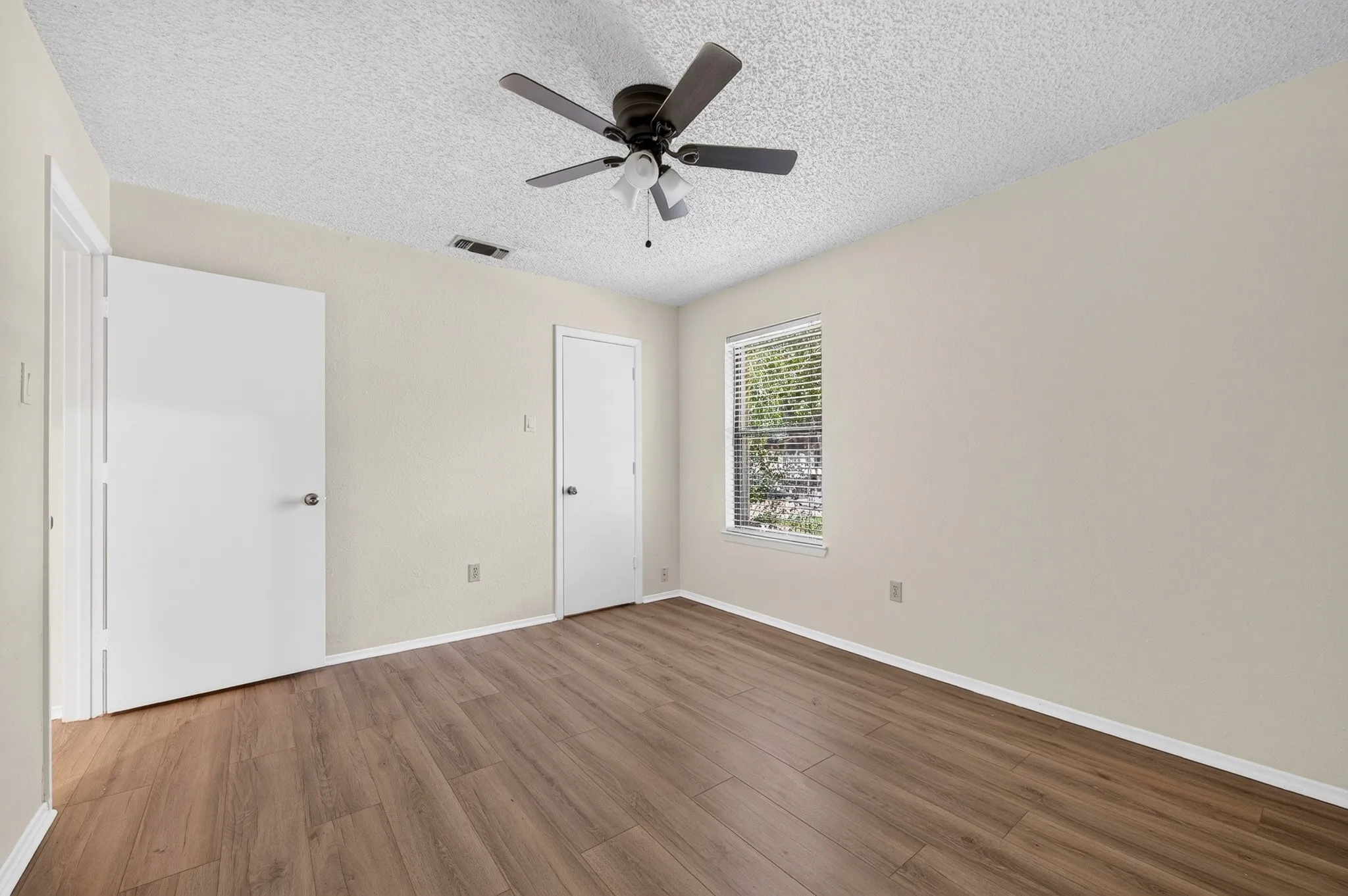 Single Family Residence For Sale in Dallas County , 3856 Double Oak Lane, Irving, Texas 75061, 4 Bedroom, 2 Bathroom, 2 Garage spaces, 2,154 Sqft, built in 1981, mls#21387913, Real Estate Agent in Irving, Homes For Sale in Dallas county, Homes For Sale in Irving, Realtor in Irving Texas, Real Estate Brokerage Independent Realty Texas, Luminita Cordes Realtor