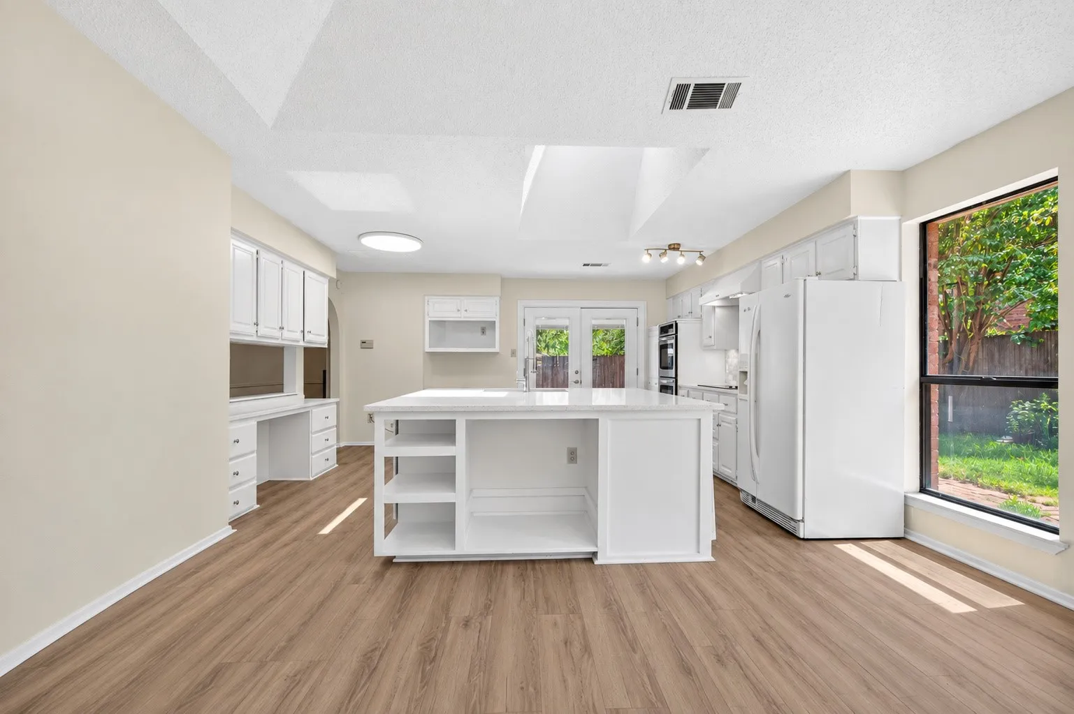 Single Family Residence For Sale in Dallas County , 3856 Double Oak Lane, Irving, Texas 75061, 4 Bedroom, 2 Bathroom, 2 Garage spaces, 2,154 Sqft, built in 1981, mls#21387913, Real Estate Agent in Irving, Homes For Sale in Dallas county, Homes For Sale in Irving, Realtor in Irving Texas, Real Estate Brokerage Independent Realty Texas, Luminita Cordes Realtor