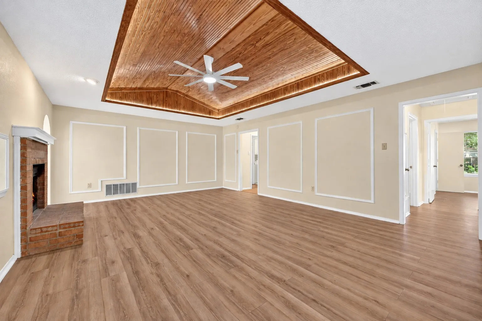 Single Family Residence For Sale in Dallas County , 3856 Double Oak Lane, Irving, Texas 75061, 4 Bedroom, 2 Bathroom, 2 Garage spaces, 2,154 Sqft, built in 1981, mls#21387913, Real Estate Agent in Irving, Homes For Sale in Dallas county, Homes For Sale in Irving, Realtor in Irving Texas, Real Estate Brokerage Independent Realty Texas, Luminita Cordes Realtor