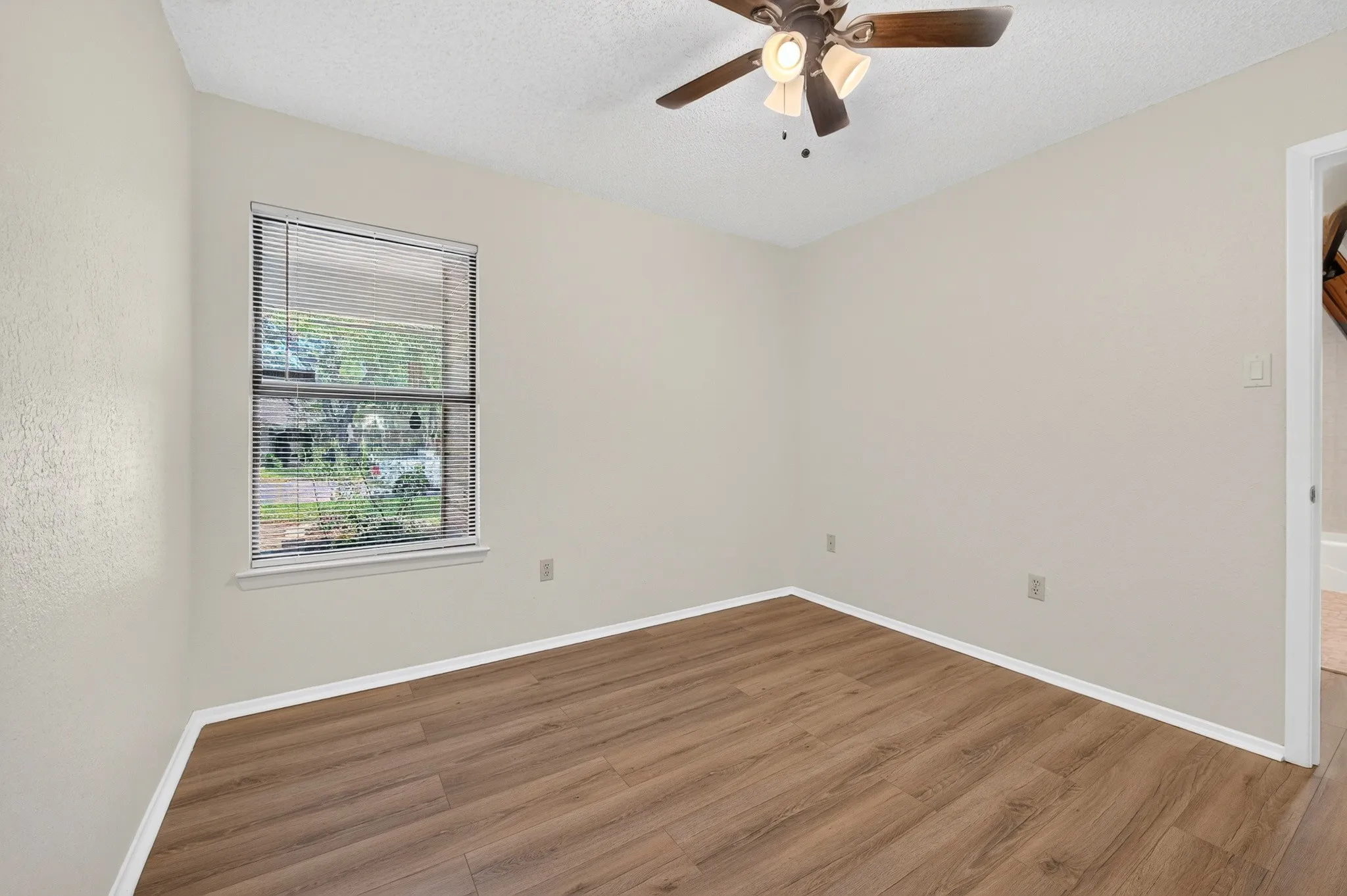 Single Family Residence For Sale in Dallas County , 3856 Double Oak Lane, Irving, Texas 75061, 4 Bedroom, 2 Bathroom, 2 Garage spaces, 2,154 Sqft, built in 1981, mls#21387913, Real Estate Agent in Irving, Homes For Sale in Dallas county, Homes For Sale in Irving, Realtor in Irving Texas, Real Estate Brokerage Independent Realty Texas, Luminita Cordes Realtor