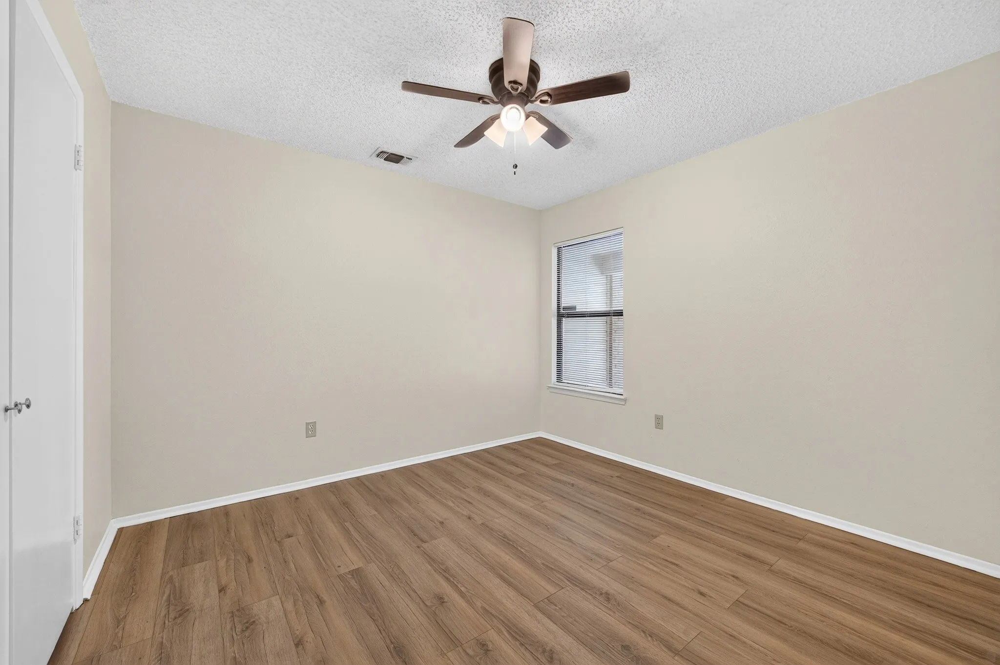 Single Family Residence For Sale in Dallas County , 3856 Double Oak Lane, Irving, Texas 75061, 4 Bedroom, 2 Bathroom, 2 Garage spaces, 2,154 Sqft, built in 1981, mls#21387913, Real Estate Agent in Irving, Homes For Sale in Dallas county, Homes For Sale in Irving, Realtor in Irving Texas, Real Estate Brokerage Independent Realty Texas, Luminita Cordes Realtor
