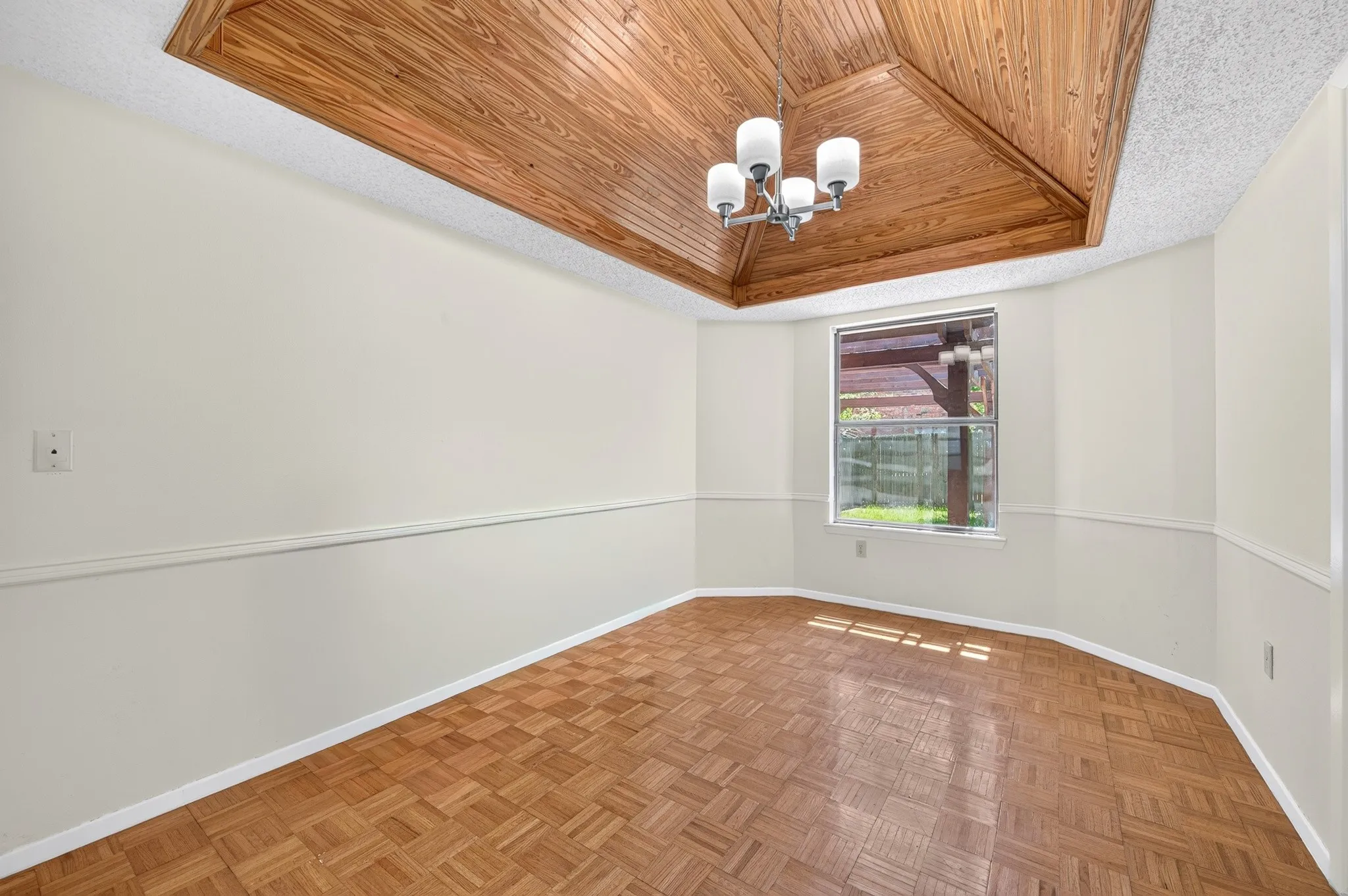 Single Family Residence For Sale in Dallas County , 3856 Double Oak Lane, Irving, Texas 75061, 4 Bedroom, 2 Bathroom, 2 Garage spaces, 2,154 Sqft, built in 1981, mls#21387913, Real Estate Agent in Irving, Homes For Sale in Dallas county, Homes For Sale in Irving, Realtor in Irving Texas, Real Estate Brokerage Independent Realty Texas, Luminita Cordes Realtor