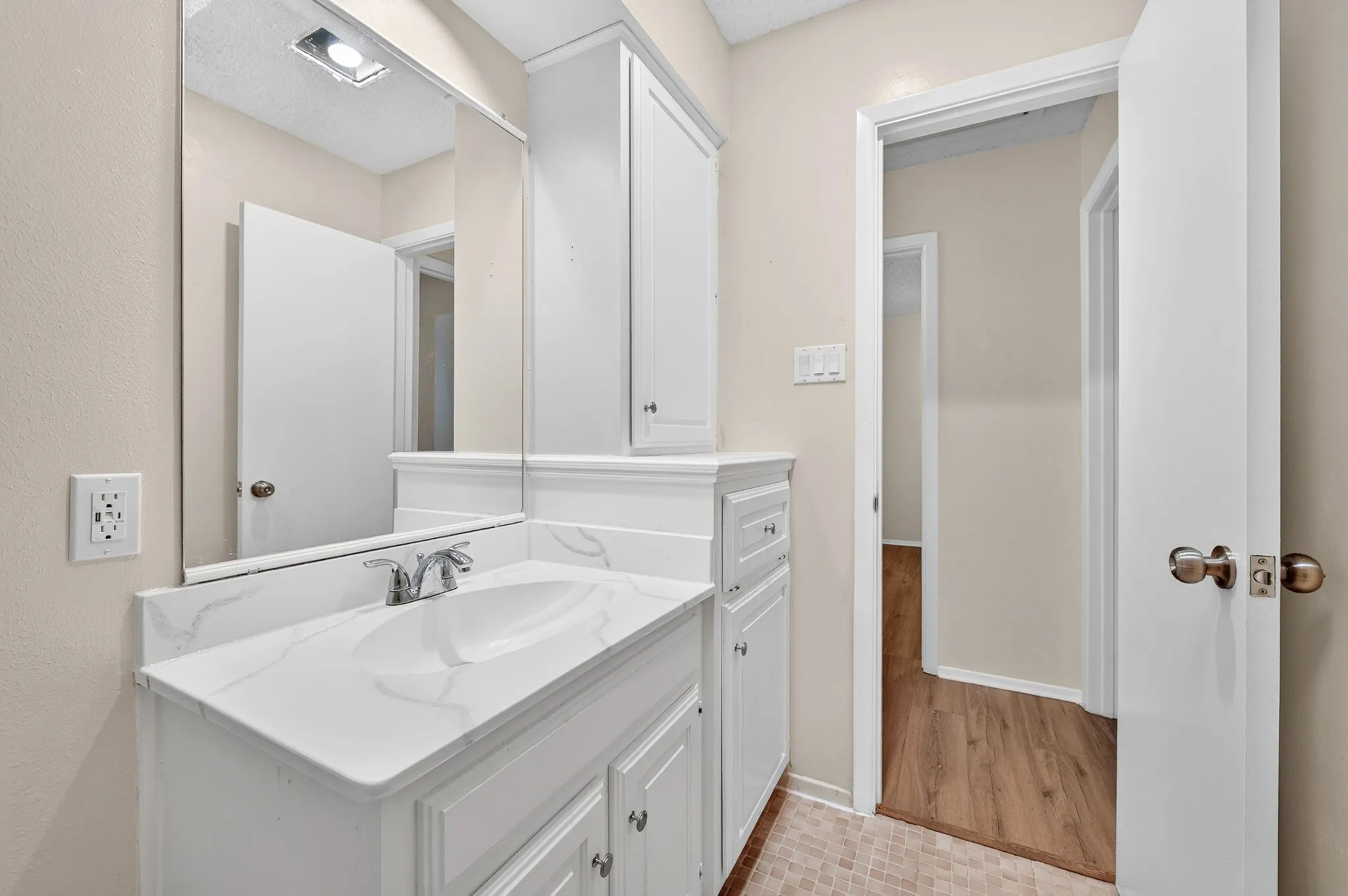 Single Family Residence For Sale in Dallas County , 3856 Double Oak Lane, Irving, Texas 75061, 4 Bedroom, 2 Bathroom, 2 Garage spaces, 2,154 Sqft, built in 1981, mls#21387913, Real Estate Agent in Irving, Homes For Sale in Dallas county, Homes For Sale in Irving, Realtor in Irving Texas, Real Estate Brokerage Independent Realty Texas, Luminita Cordes Realtor