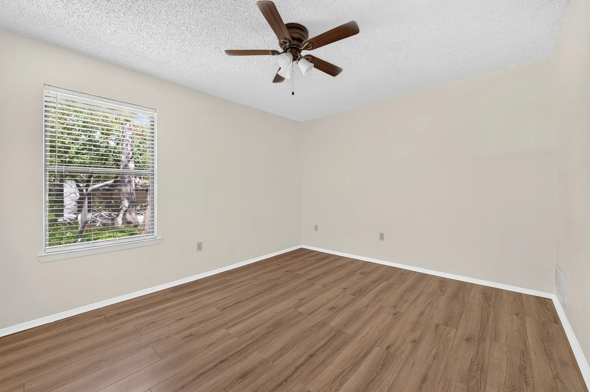 Single Family Residence For Sale in Dallas County , 3856 Double Oak Lane, Irving, Texas 75061, 4 Bedroom, 2 Bathroom, 2 Garage spaces, 2,154 Sqft, built in 1981, mls#21387913, Real Estate Agent in Irving, Homes For Sale in Dallas county, Homes For Sale in Irving, Realtor in Irving Texas, Real Estate Brokerage Independent Realty Texas, Luminita Cordes Realtor