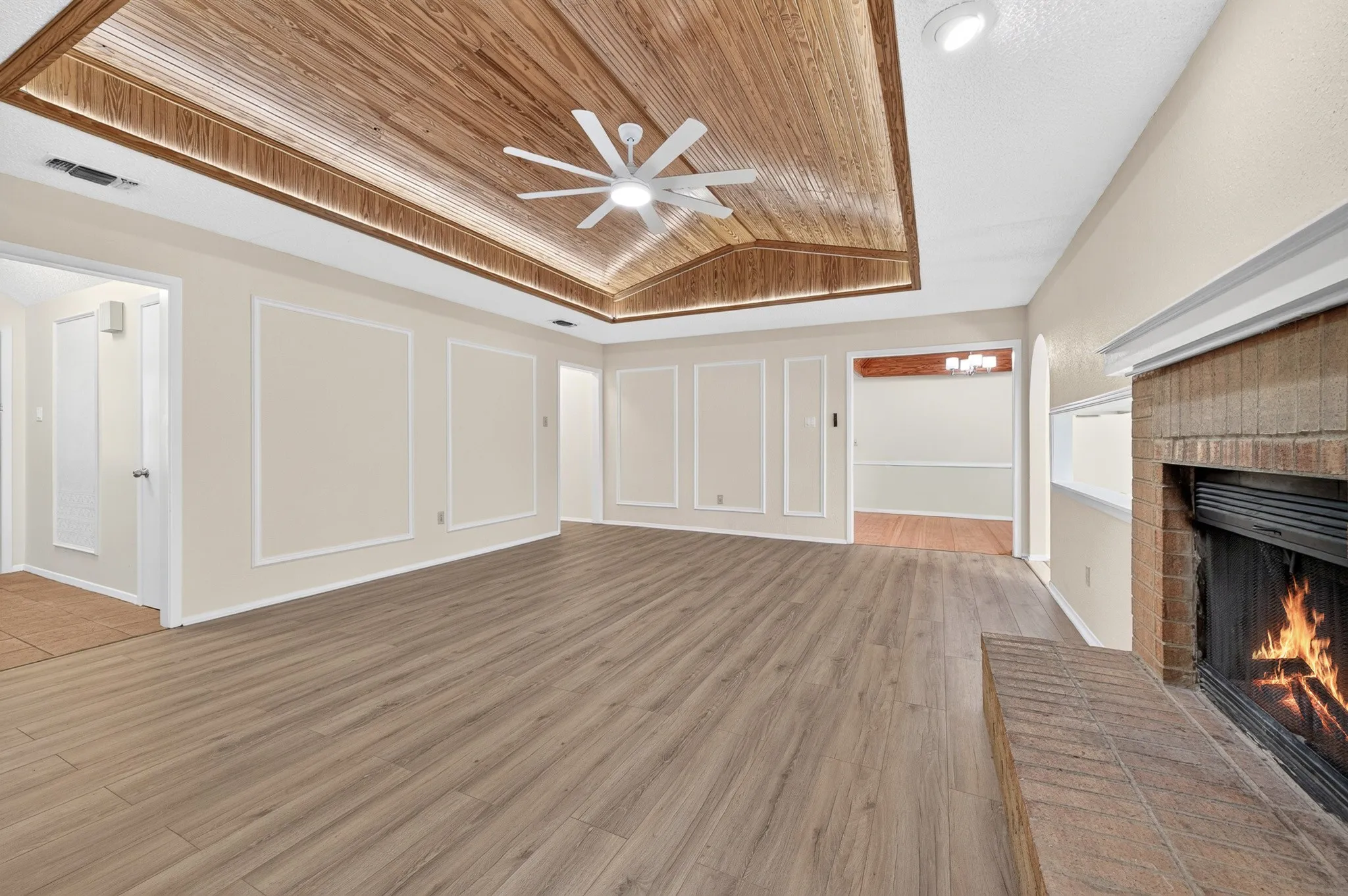 Single Family Residence For Sale in Dallas County , 3856 Double Oak Lane, Irving, Texas 75061, 4 Bedroom, 2 Bathroom, 2 Garage spaces, 2,154 Sqft, built in 1981, mls#21387913, Real Estate Agent in Irving, Homes For Sale in Dallas county, Homes For Sale in Irving, Realtor in Irving Texas, Real Estate Brokerage Independent Realty Texas, Luminita Cordes Realtor