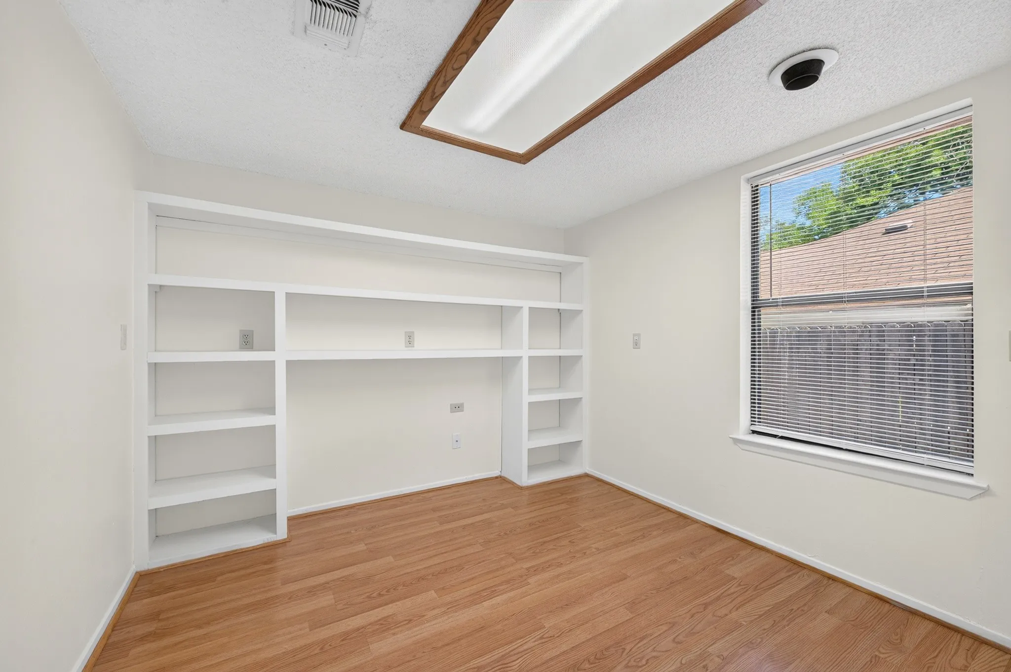 Single Family Residence For Sale in Dallas County , 3856 Double Oak Lane, Irving, Texas 75061, 4 Bedroom, 2 Bathroom, 2 Garage spaces, 2,154 Sqft, built in 1981, mls#21387913, Real Estate Agent in Irving, Homes For Sale in Dallas county, Homes For Sale in Irving, Realtor in Irving Texas, Real Estate Brokerage Independent Realty Texas, Luminita Cordes Realtor