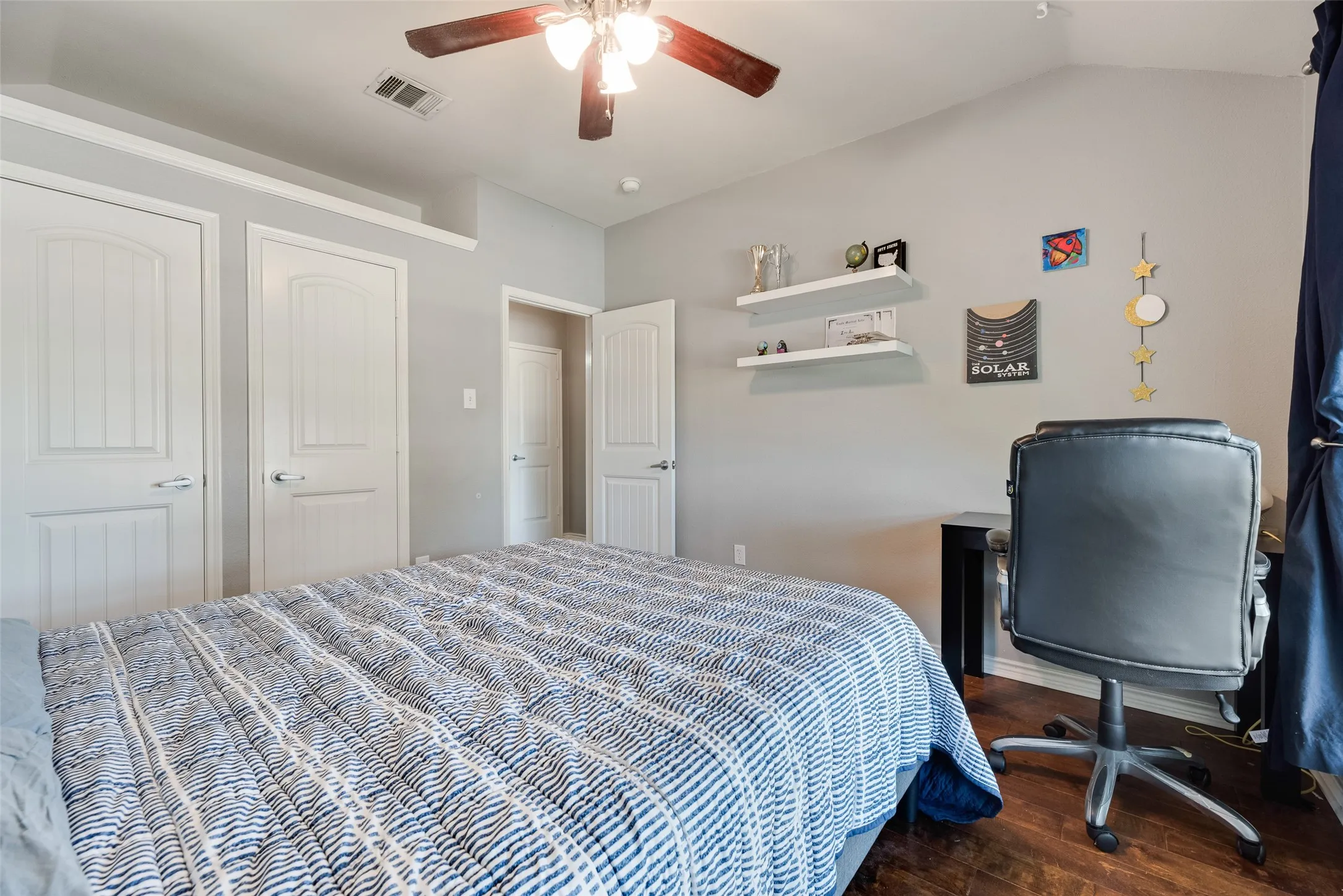 Single Family Residence For Sale in Collin County , 349 Apache Trail, Murphy, Texas 75094, 3 Bedroom, 2 Bathroom, 2 Garage spaces, 2,552 Sqft, built in 2006, mls#21389348, Real Estate Agent in Murphy, Homes For Sale in Collin county, Homes For Sale in Murphy, Realtor in Murphy Texas, Real Estate Brokerage Independent Realty Texas, Luminita Cordes Realtor