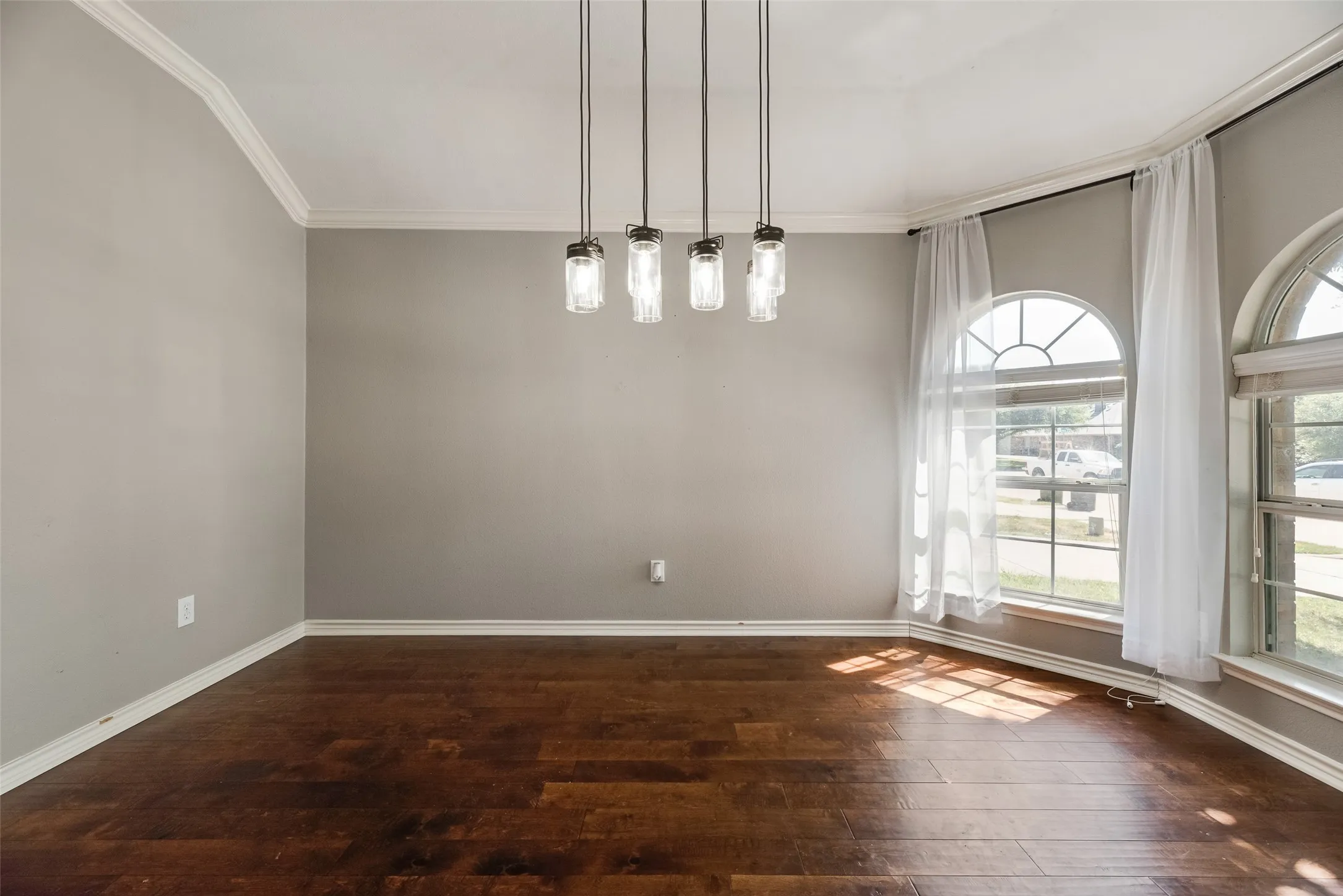 Single Family Residence For Sale in Collin County , 349 Apache Trail, Murphy, Texas 75094, 3 Bedroom, 2 Bathroom, 2 Garage spaces, 2,552 Sqft, built in 2006, mls#21389348, Real Estate Agent in Murphy, Homes For Sale in Collin county, Homes For Sale in Murphy, Realtor in Murphy Texas, Real Estate Brokerage Independent Realty Texas, Luminita Cordes Realtor