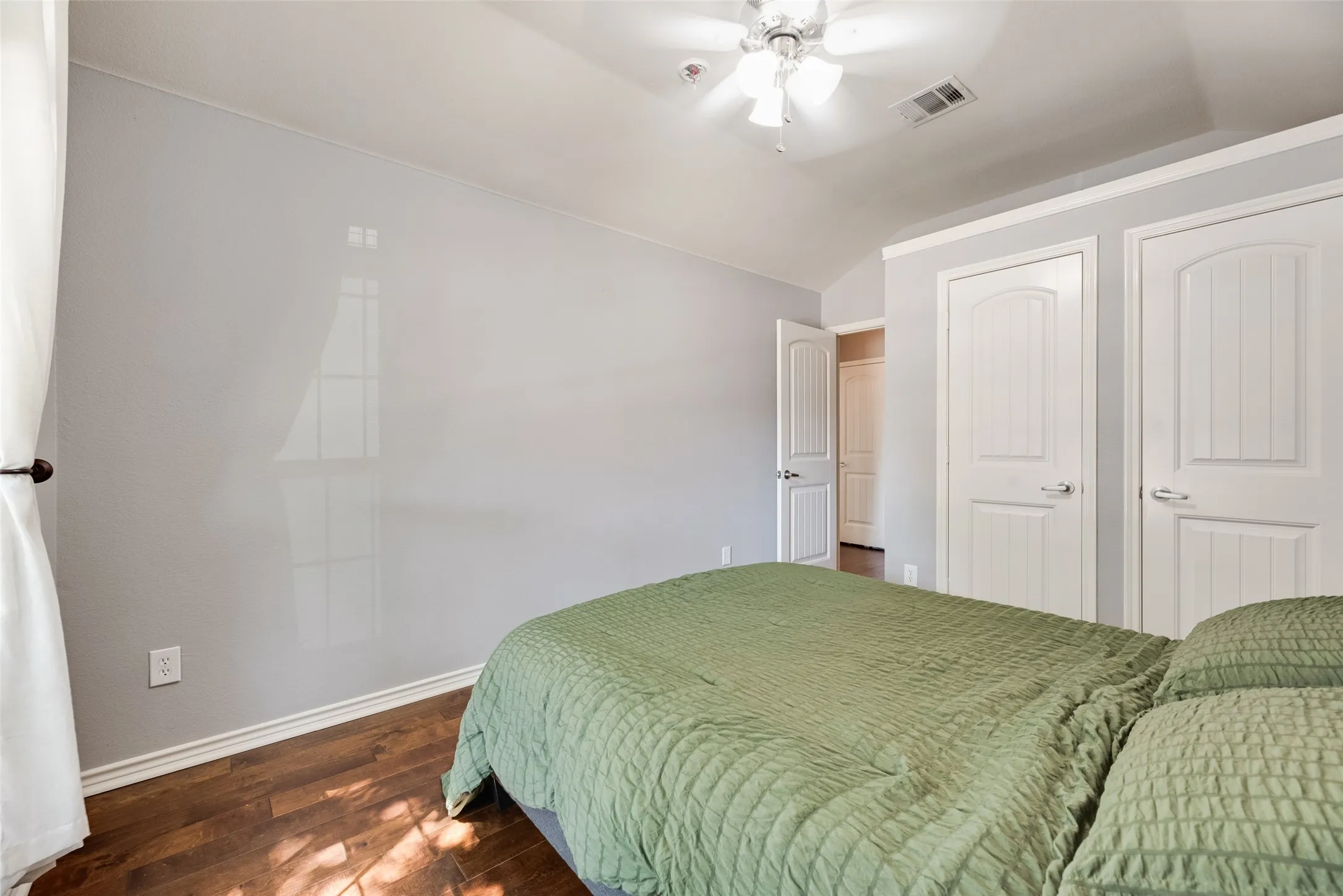 Single Family Residence For Sale in Collin County , 349 Apache Trail, Murphy, Texas 75094, 3 Bedroom, 2 Bathroom, 2 Garage spaces, 2,552 Sqft, built in 2006, mls#21389348, Real Estate Agent in Murphy, Homes For Sale in Collin county, Homes For Sale in Murphy, Realtor in Murphy Texas, Real Estate Brokerage Independent Realty Texas, Luminita Cordes Realtor