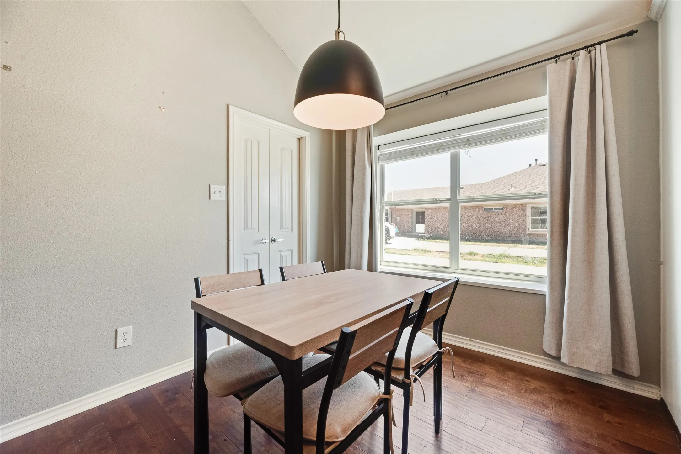 Single Family Residence For Sale in Collin County , 349 Apache Trail, Murphy, Texas 75094, 3 Bedroom, 2 Bathroom, 2 Garage spaces, 2,552 Sqft, built in 2006, mls#21389348, Real Estate Agent in Murphy, Homes For Sale in Collin county, Homes For Sale in Murphy, Realtor in Murphy Texas, Real Estate Brokerage Independent Realty Texas, Luminita Cordes Realtor