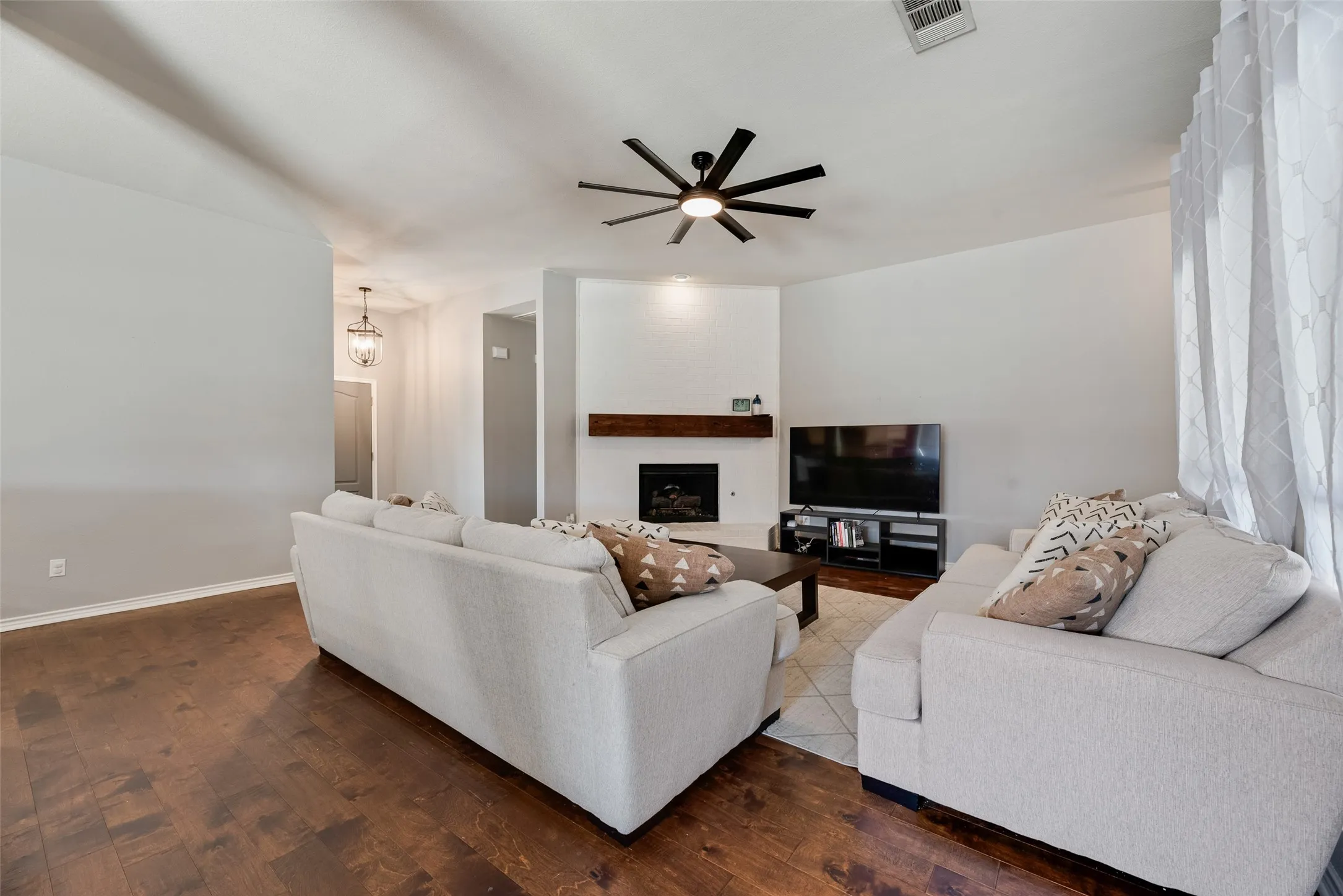 Single Family Residence For Sale in Collin County , 349 Apache Trail, Murphy, Texas 75094, 3 Bedroom, 2 Bathroom, 2 Garage spaces, 2,552 Sqft, built in 2006, mls#21389348, Real Estate Agent in Murphy, Homes For Sale in Collin county, Homes For Sale in Murphy, Realtor in Murphy Texas, Real Estate Brokerage Independent Realty Texas, Luminita Cordes Realtor