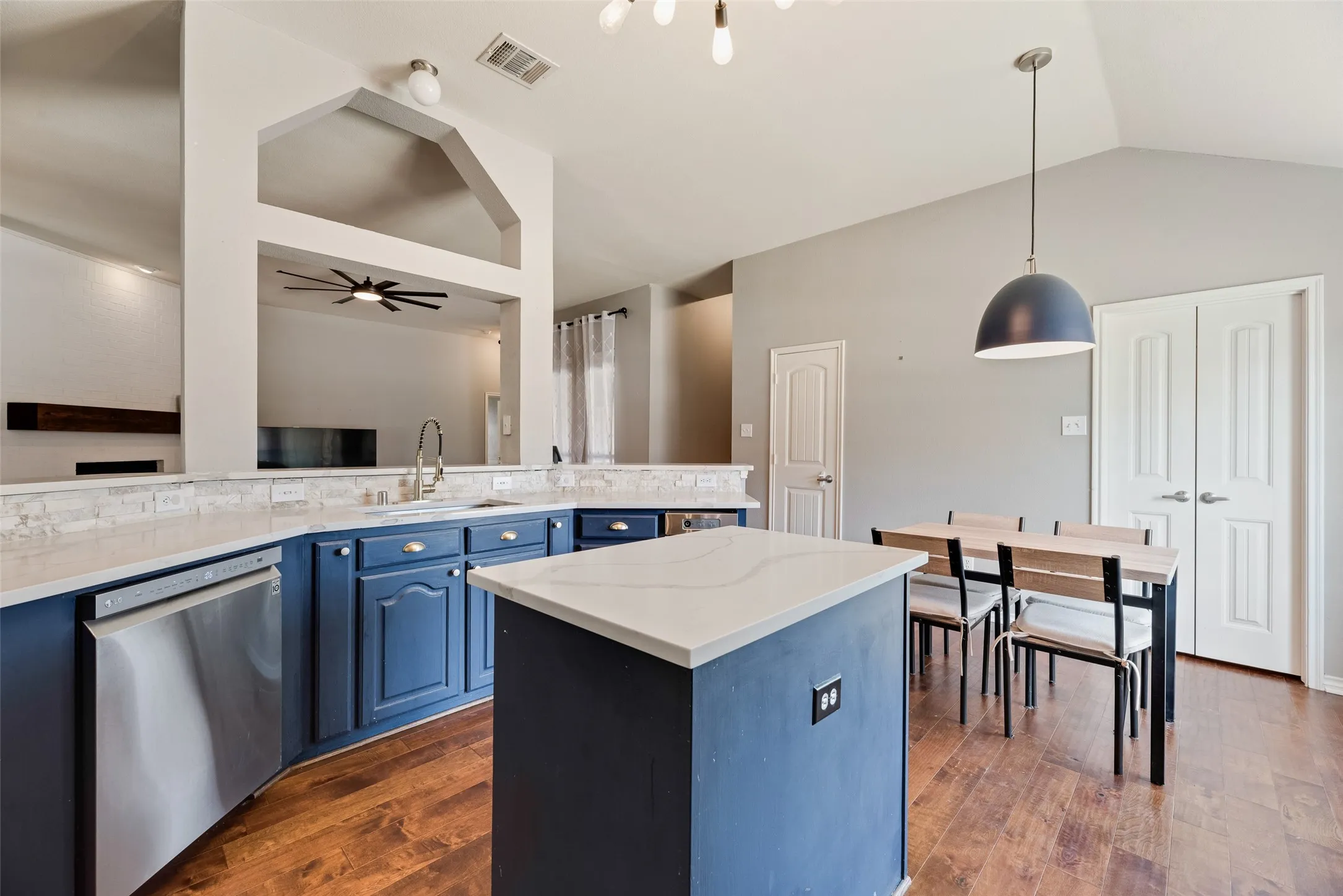 Single Family Residence For Sale in Collin County , 349 Apache Trail, Murphy, Texas 75094, 3 Bedroom, 2 Bathroom, 2 Garage spaces, 2,552 Sqft, built in 2006, mls#21389348, Real Estate Agent in Murphy, Homes For Sale in Collin county, Homes For Sale in Murphy, Realtor in Murphy Texas, Real Estate Brokerage Independent Realty Texas, Luminita Cordes Realtor