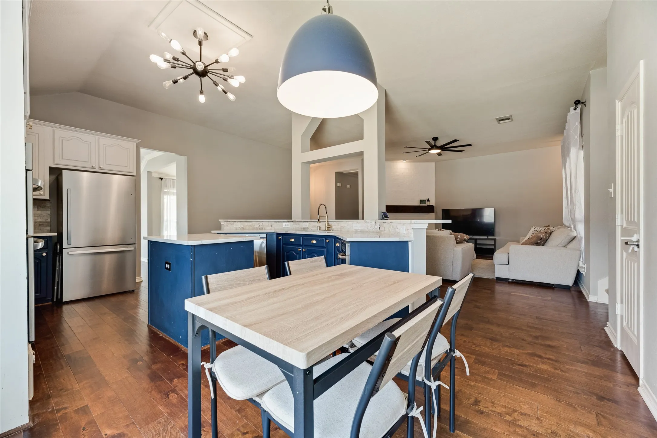 Single Family Residence For Sale in Collin County , 349 Apache Trail, Murphy, Texas 75094, 3 Bedroom, 2 Bathroom, 2 Garage spaces, 2,552 Sqft, built in 2006, mls#21389348, Real Estate Agent in Murphy, Homes For Sale in Collin county, Homes For Sale in Murphy, Realtor in Murphy Texas, Real Estate Brokerage Independent Realty Texas, Luminita Cordes Realtor