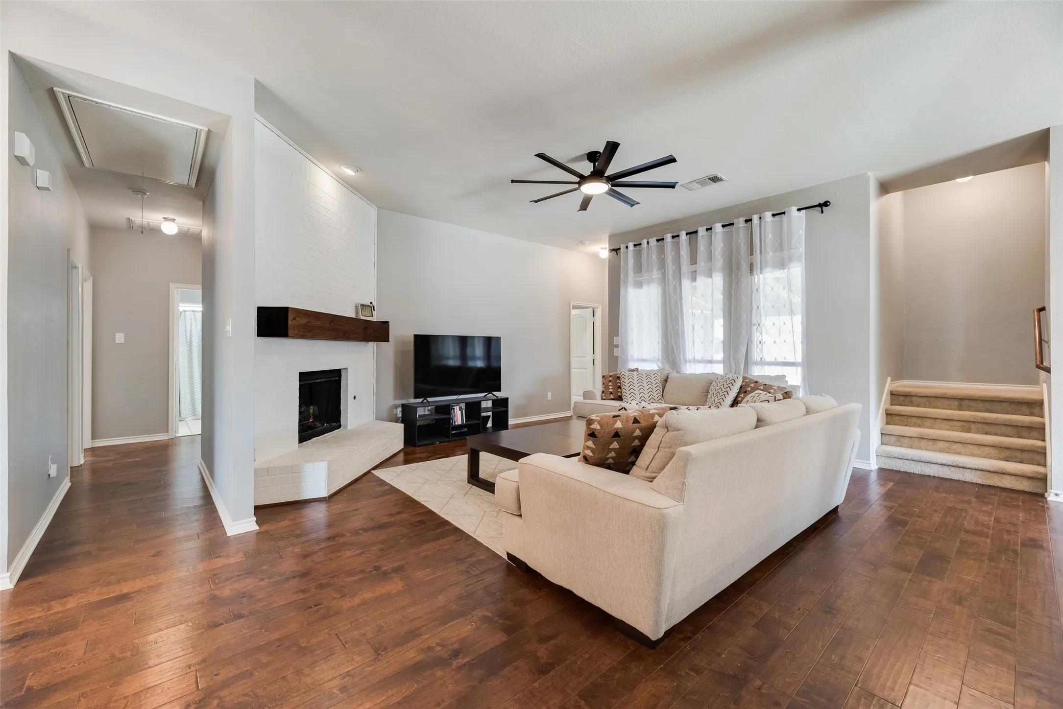Single Family Residence For Sale in Collin County , 349 Apache Trail, Murphy, Texas 75094, 3 Bedroom, 2 Bathroom, 2 Garage spaces, 2,552 Sqft, built in 2006, mls#21389348, Real Estate Agent in Murphy, Homes For Sale in Collin county, Homes For Sale in Murphy, Realtor in Murphy Texas, Real Estate Brokerage Independent Realty Texas, Luminita Cordes Realtor