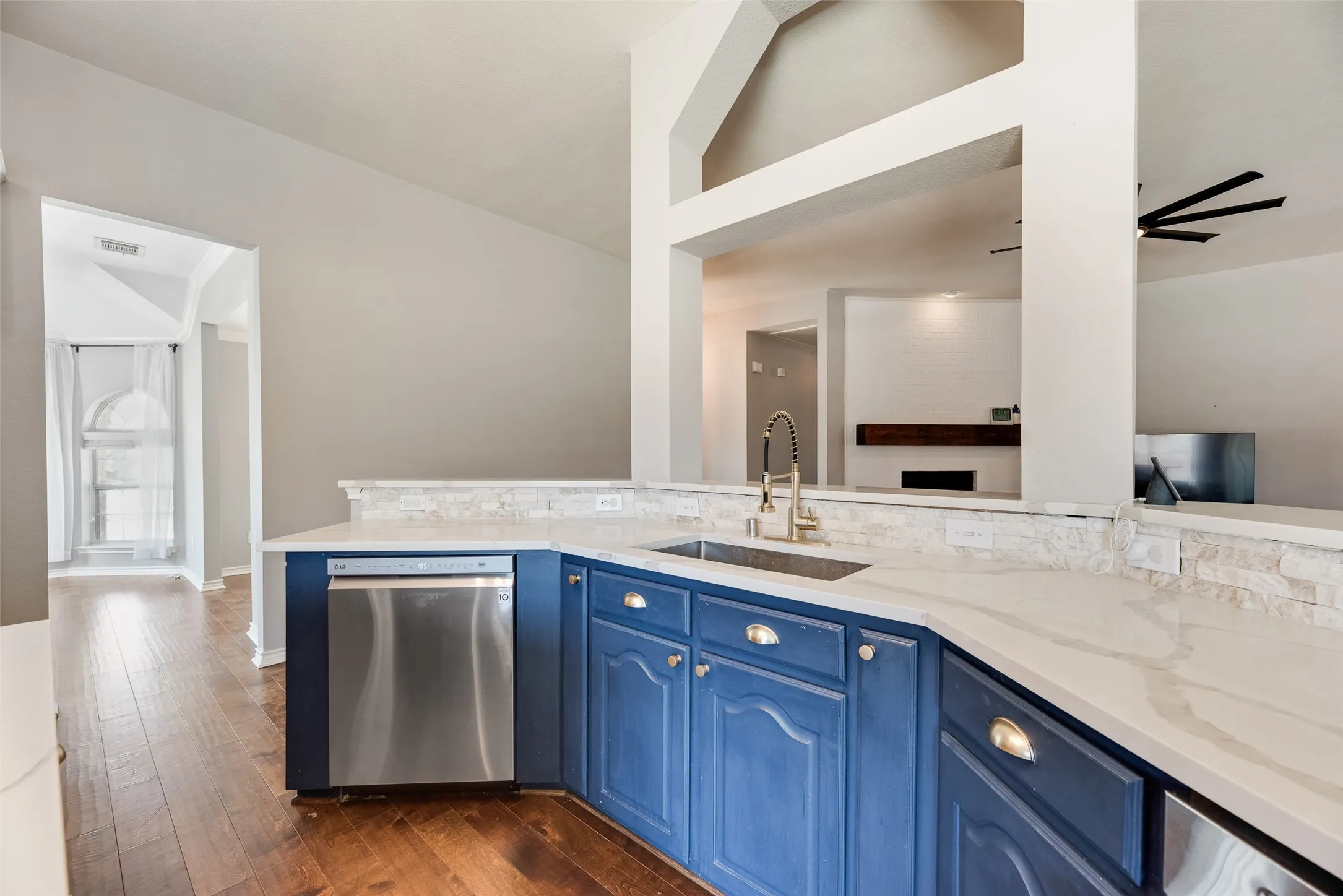 Single Family Residence For Sale in Collin County , 349 Apache Trail, Murphy, Texas 75094, 3 Bedroom, 2 Bathroom, 2 Garage spaces, 2,552 Sqft, built in 2006, mls#21389348, Real Estate Agent in Murphy, Homes For Sale in Collin county, Homes For Sale in Murphy, Realtor in Murphy Texas, Real Estate Brokerage Independent Realty Texas, Luminita Cordes Realtor