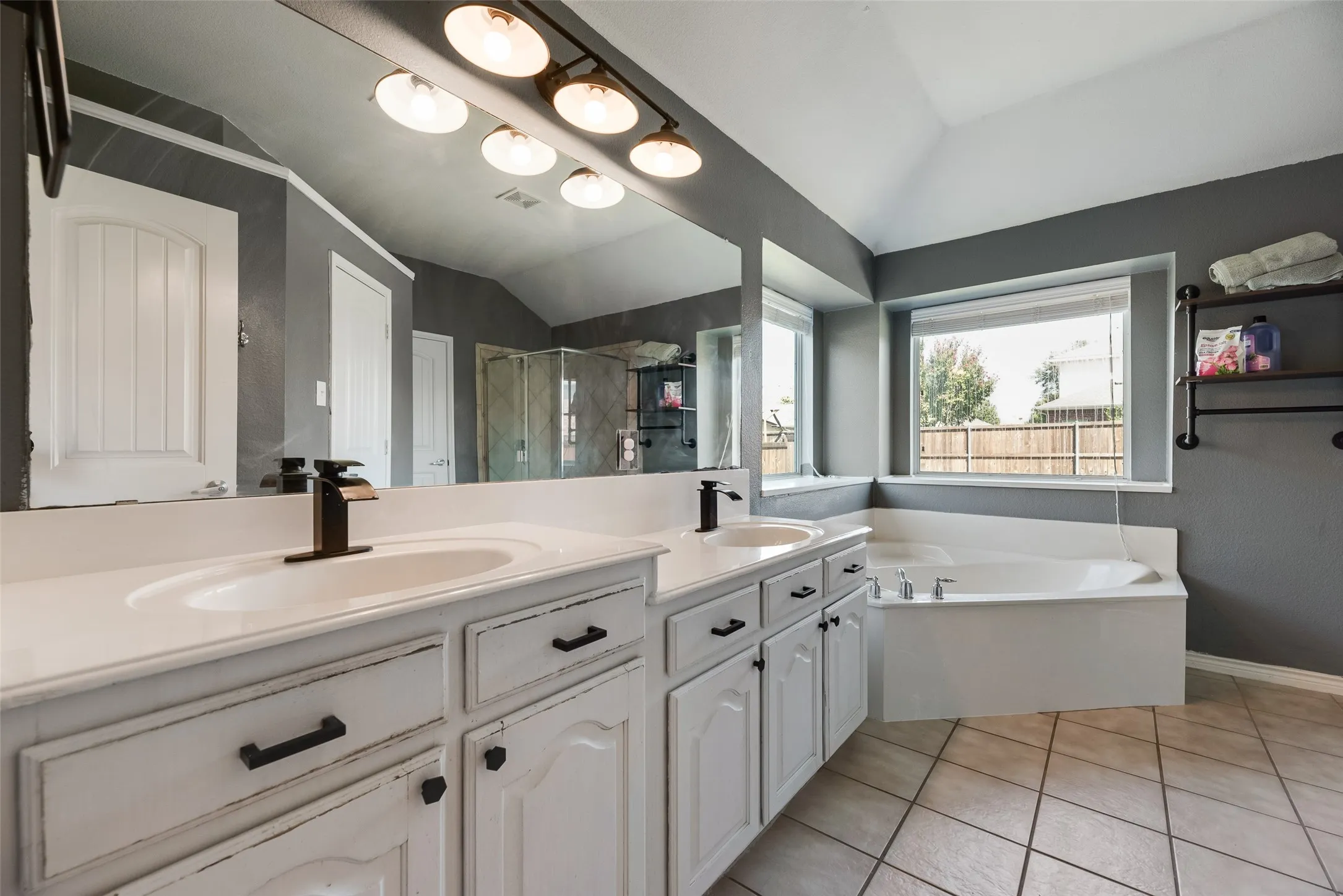 Single Family Residence For Sale in Collin County , 349 Apache Trail, Murphy, Texas 75094, 3 Bedroom, 2 Bathroom, 2 Garage spaces, 2,552 Sqft, built in 2006, mls#21389348, Real Estate Agent in Murphy, Homes For Sale in Collin county, Homes For Sale in Murphy, Realtor in Murphy Texas, Real Estate Brokerage Independent Realty Texas, Luminita Cordes Realtor