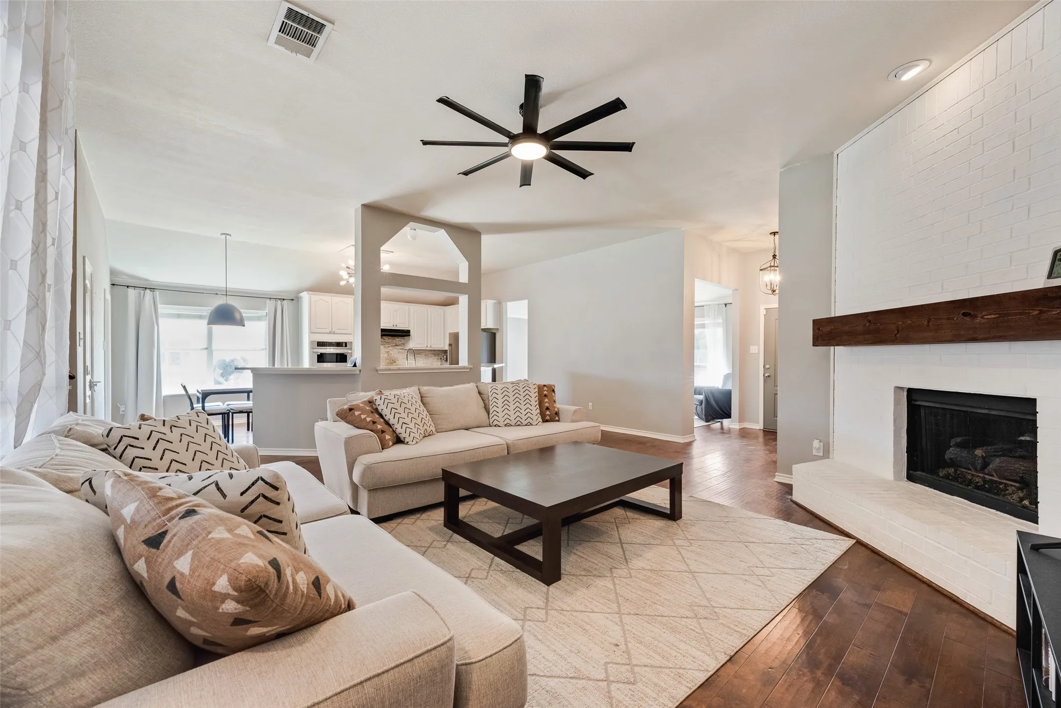 Single Family Residence For Sale in Collin County , 349 Apache Trail, Murphy, Texas 75094, 3 Bedroom, 2 Bathroom, 2 Garage spaces, 2,552 Sqft, built in 2006, mls#21389348, Real Estate Agent in Murphy, Homes For Sale in Collin county, Homes For Sale in Murphy, Realtor in Murphy Texas, Real Estate Brokerage Independent Realty Texas, Luminita Cordes Realtor