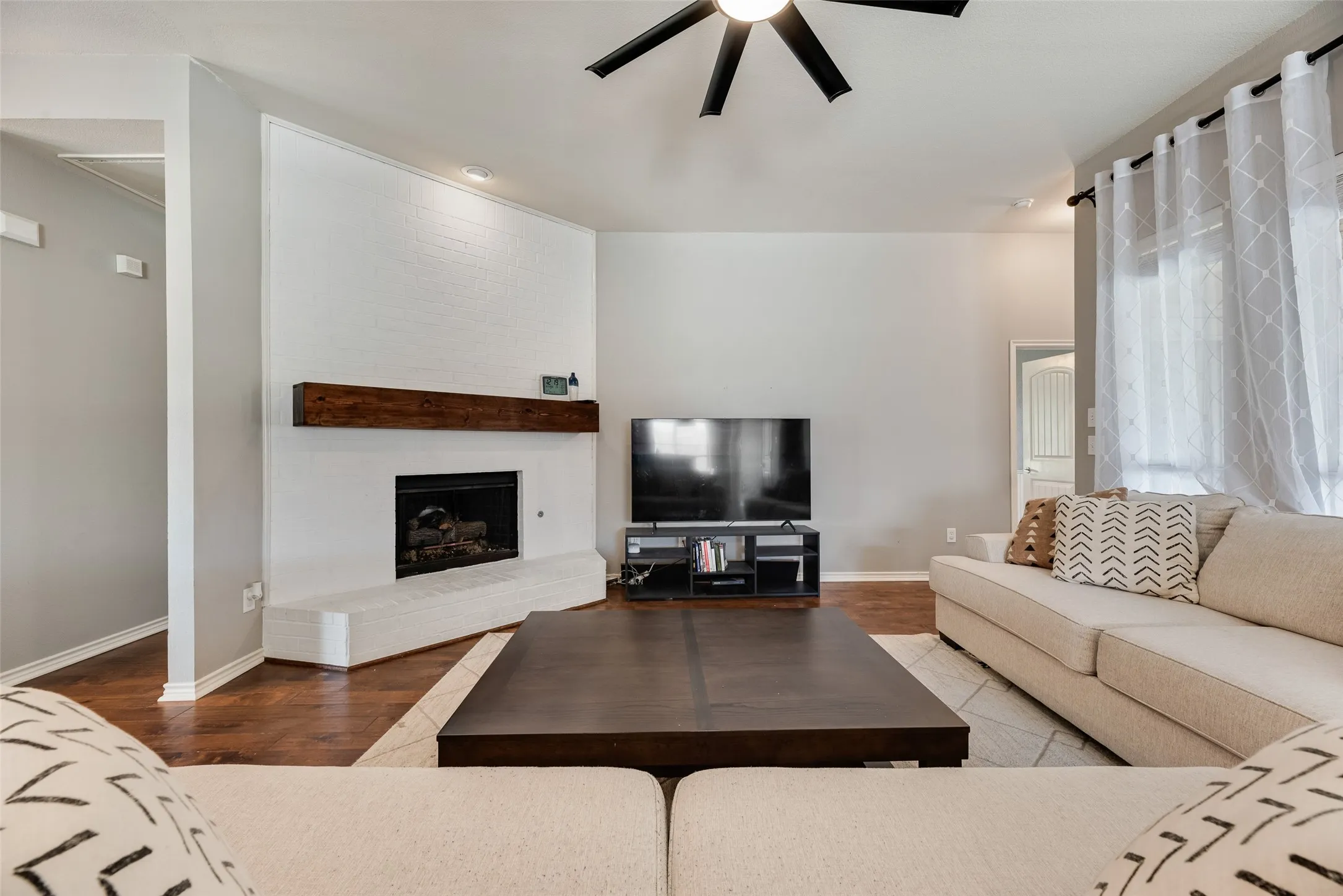Single Family Residence For Sale in Collin County , 349 Apache Trail, Murphy, Texas 75094, 3 Bedroom, 2 Bathroom, 2 Garage spaces, 2,552 Sqft, built in 2006, mls#21389348, Real Estate Agent in Murphy, Homes For Sale in Collin county, Homes For Sale in Murphy, Realtor in Murphy Texas, Real Estate Brokerage Independent Realty Texas, Luminita Cordes Realtor