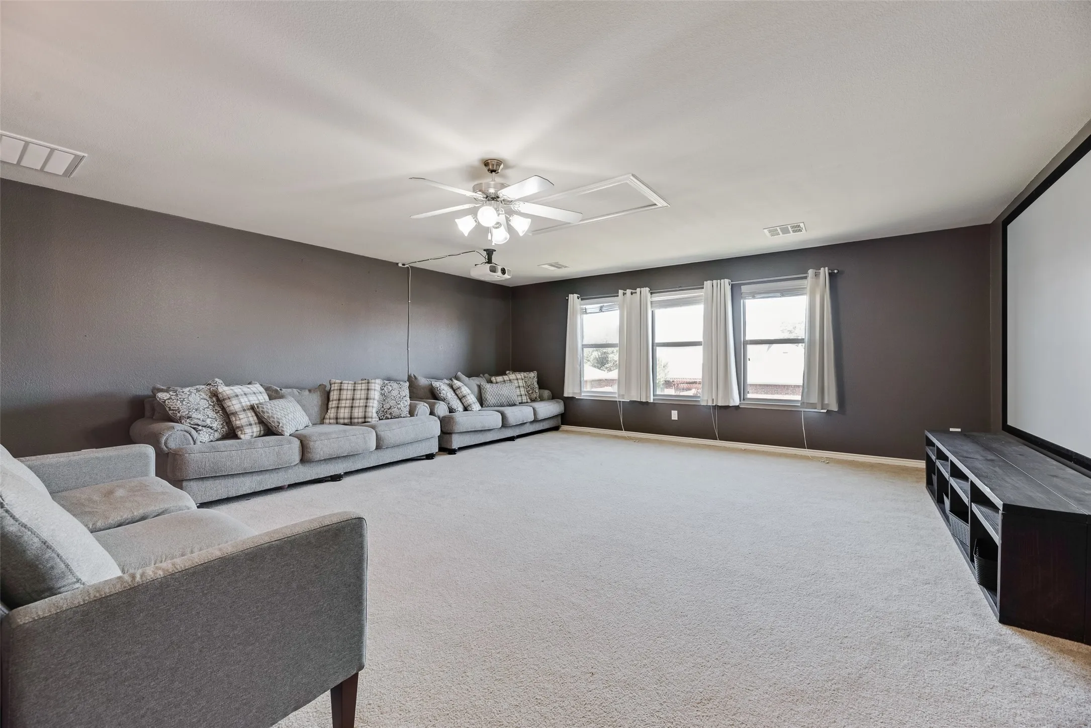 Single Family Residence For Sale in Collin County , 349 Apache Trail, Murphy, Texas 75094, 3 Bedroom, 2 Bathroom, 2 Garage spaces, 2,552 Sqft, built in 2006, mls#21389348, Real Estate Agent in Murphy, Homes For Sale in Collin county, Homes For Sale in Murphy, Realtor in Murphy Texas, Real Estate Brokerage Independent Realty Texas, Luminita Cordes Realtor