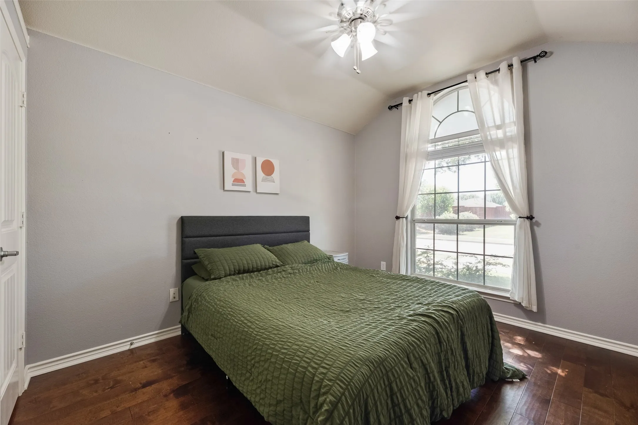 Single Family Residence For Sale in Collin County , 349 Apache Trail, Murphy, Texas 75094, 3 Bedroom, 2 Bathroom, 2 Garage spaces, 2,552 Sqft, built in 2006, mls#21389348, Real Estate Agent in Murphy, Homes For Sale in Collin county, Homes For Sale in Murphy, Realtor in Murphy Texas, Real Estate Brokerage Independent Realty Texas, Luminita Cordes Realtor