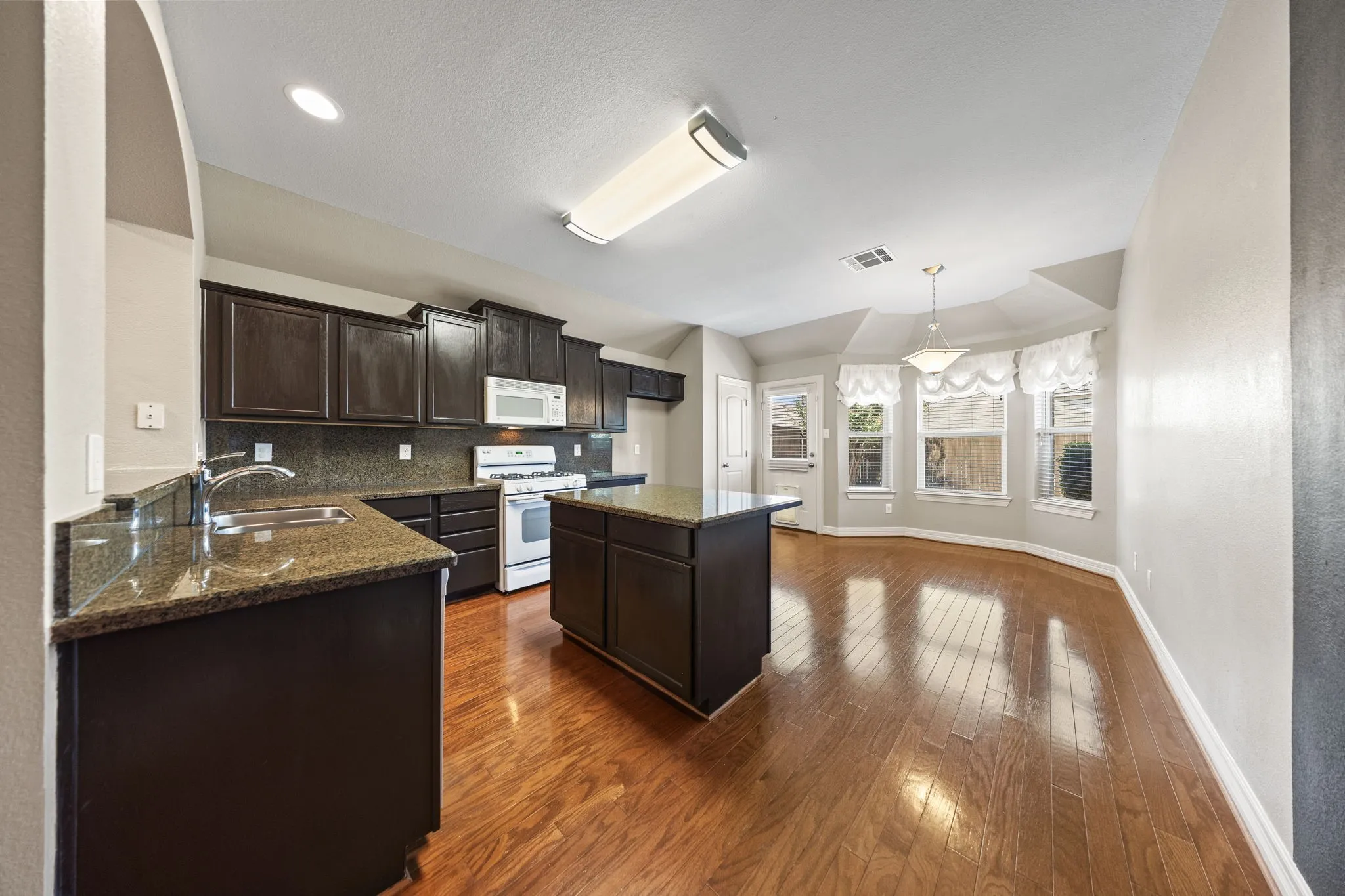 Single Family Residence For Sale in Collin County , 2904 Midstream Drive, Wylie, Texas 75098, 3 Bedroom, 2 Bathroom, 2 Garage spaces, 1,984 Sqft, built in 2005, mls#21379477, Real Estate Agent in Wylie, Homes For Sale in Collin county, Homes For Sale in Wylie, Realtor in Wylie Texas, Real Estate Brokerage Independent Realty Texas, Luminita Cordes Realtor