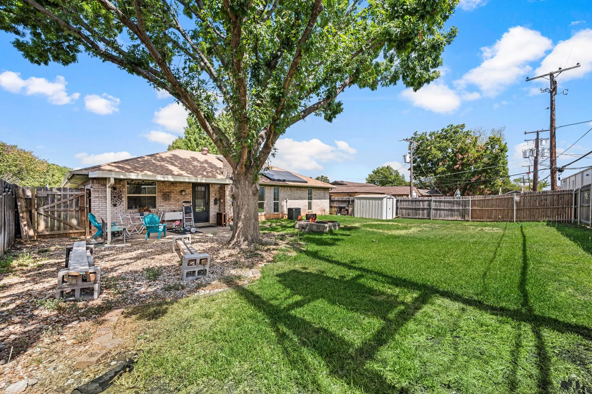 Single Family Residence For Sale in Tarrant County , 425 Glenwood Terrace, Hurst, Texas 76053, 3 Bedroom, 2 Bathroom, 2 Garage spaces, 1,546 Sqft, built in 1977, mls#21389910, Real Estate Agent in Hurst, Homes For Sale in Tarrant county, Homes For Sale in Hurst, Realtor in Hurst Texas, Real Estate Brokerage Independent Realty Texas, Luminita Cordes Realtor
