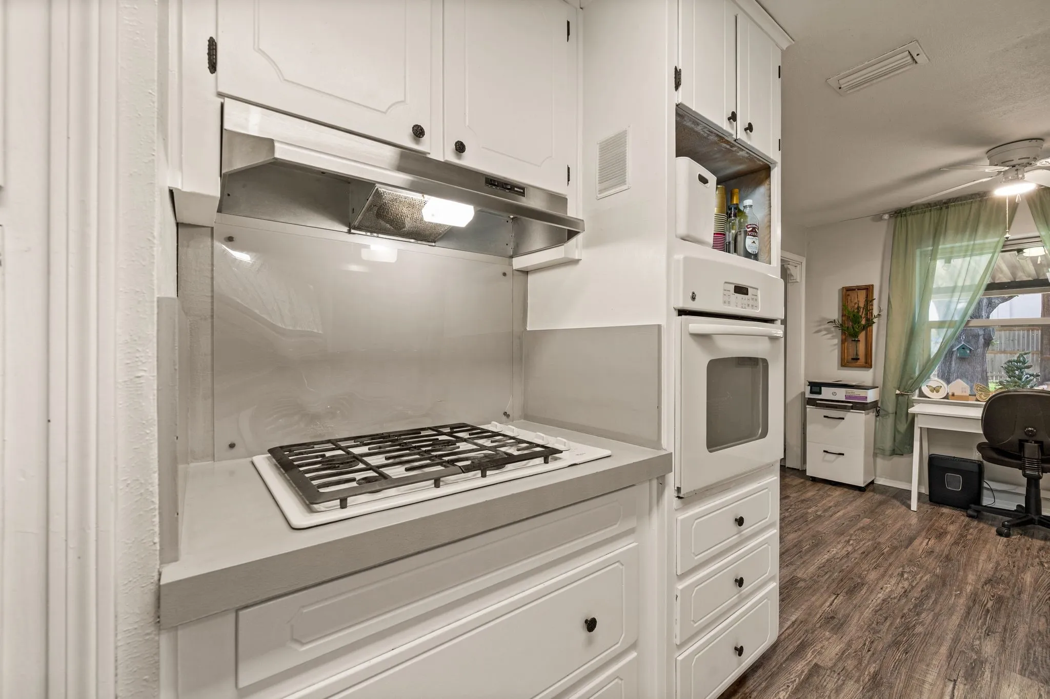 Single Family Residence For Sale in Tarrant County , 425 Glenwood Terrace, Hurst, Texas 76053, 3 Bedroom, 2 Bathroom, 2 Garage spaces, 1,546 Sqft, built in 1977, mls#21389910, Real Estate Agent in Hurst, Homes For Sale in Tarrant county, Homes For Sale in Hurst, Realtor in Hurst Texas, Real Estate Brokerage Independent Realty Texas, Luminita Cordes Realtor