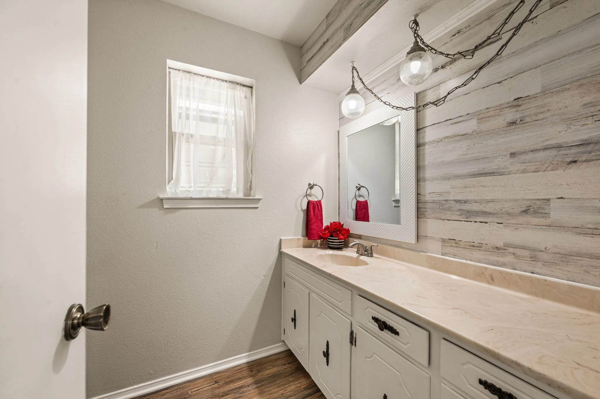 Single Family Residence For Sale in Tarrant County , 425 Glenwood Terrace, Hurst, Texas 76053, 3 Bedroom, 2 Bathroom, 2 Garage spaces, 1,546 Sqft, built in 1977, mls#21389910, Real Estate Agent in Hurst, Homes For Sale in Tarrant county, Homes For Sale in Hurst, Realtor in Hurst Texas, Real Estate Brokerage Independent Realty Texas, Luminita Cordes Realtor