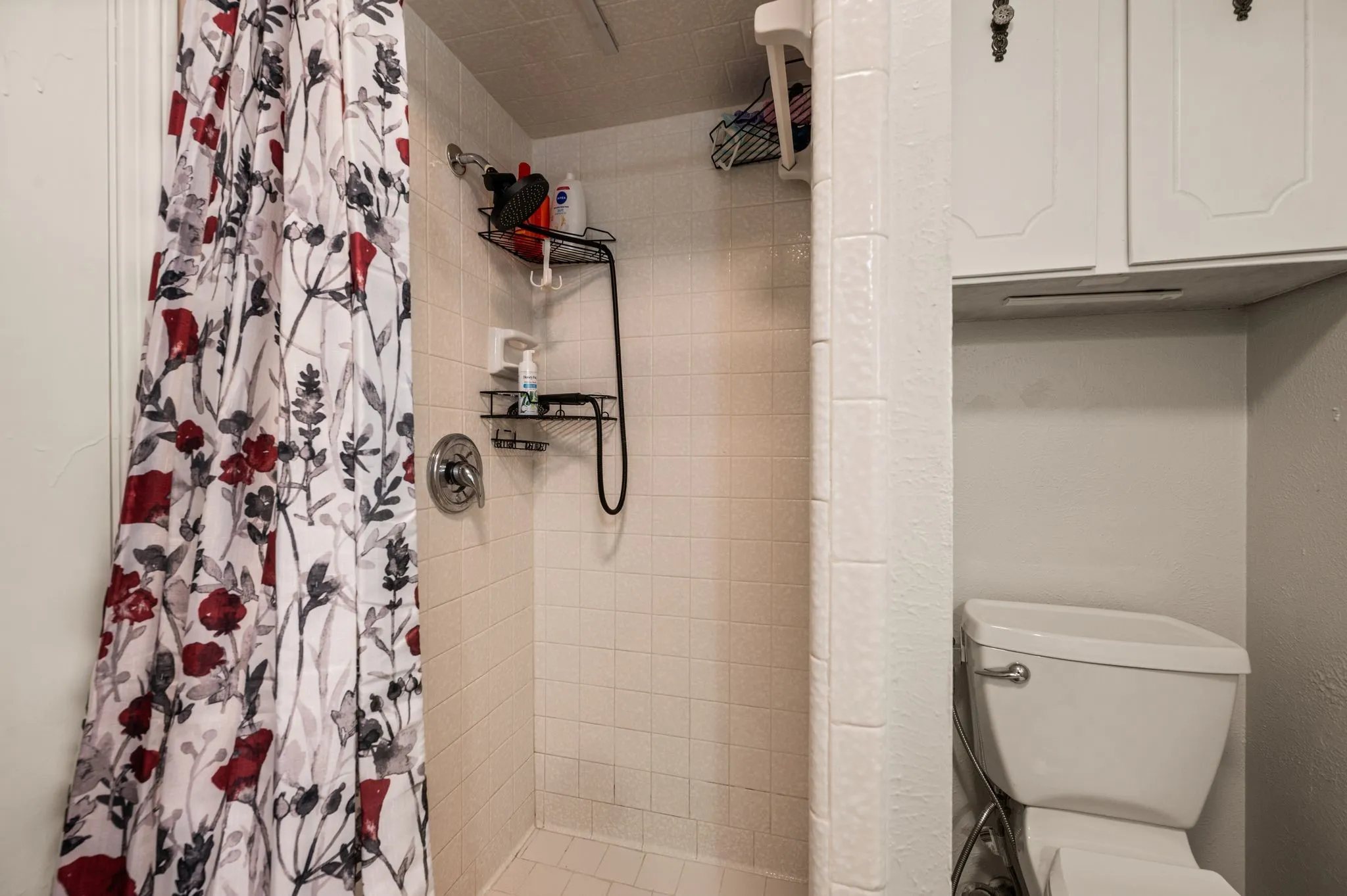 Single Family Residence For Sale in Tarrant County , 425 Glenwood Terrace, Hurst, Texas 76053, 3 Bedroom, 2 Bathroom, 2 Garage spaces, 1,546 Sqft, built in 1977, mls#21389910, Real Estate Agent in Hurst, Homes For Sale in Tarrant county, Homes For Sale in Hurst, Realtor in Hurst Texas, Real Estate Brokerage Independent Realty Texas, Luminita Cordes Realtor