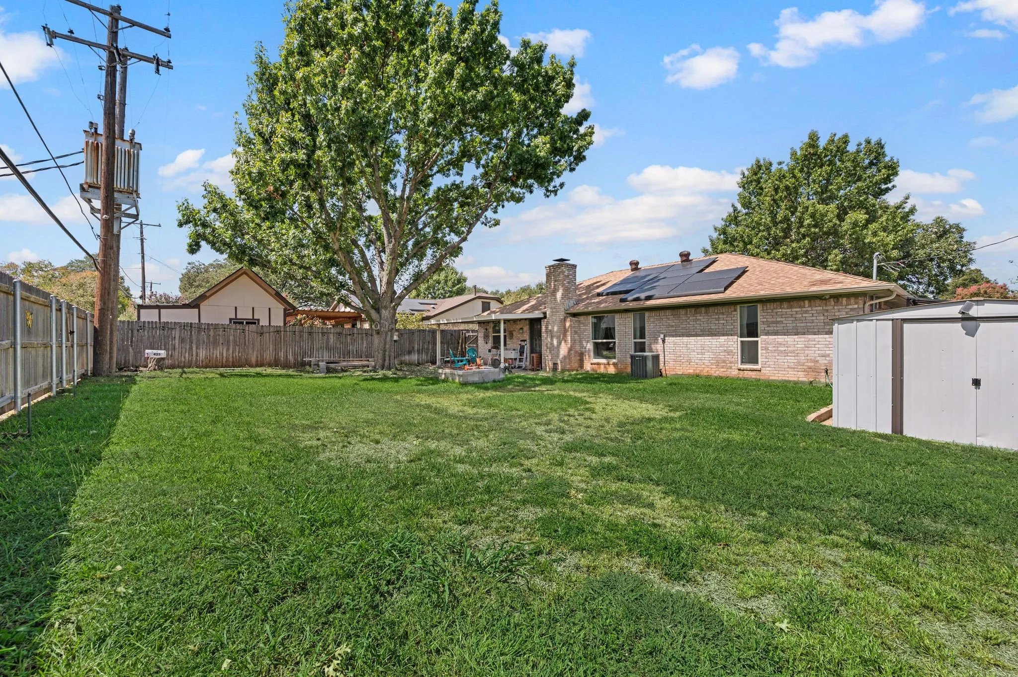 Single Family Residence For Sale in Tarrant County , 425 Glenwood Terrace, Hurst, Texas 76053, 3 Bedroom, 2 Bathroom, 2 Garage spaces, 1,546 Sqft, built in 1977, mls#21389910, Real Estate Agent in Hurst, Homes For Sale in Tarrant county, Homes For Sale in Hurst, Realtor in Hurst Texas, Real Estate Brokerage Independent Realty Texas, Luminita Cordes Realtor