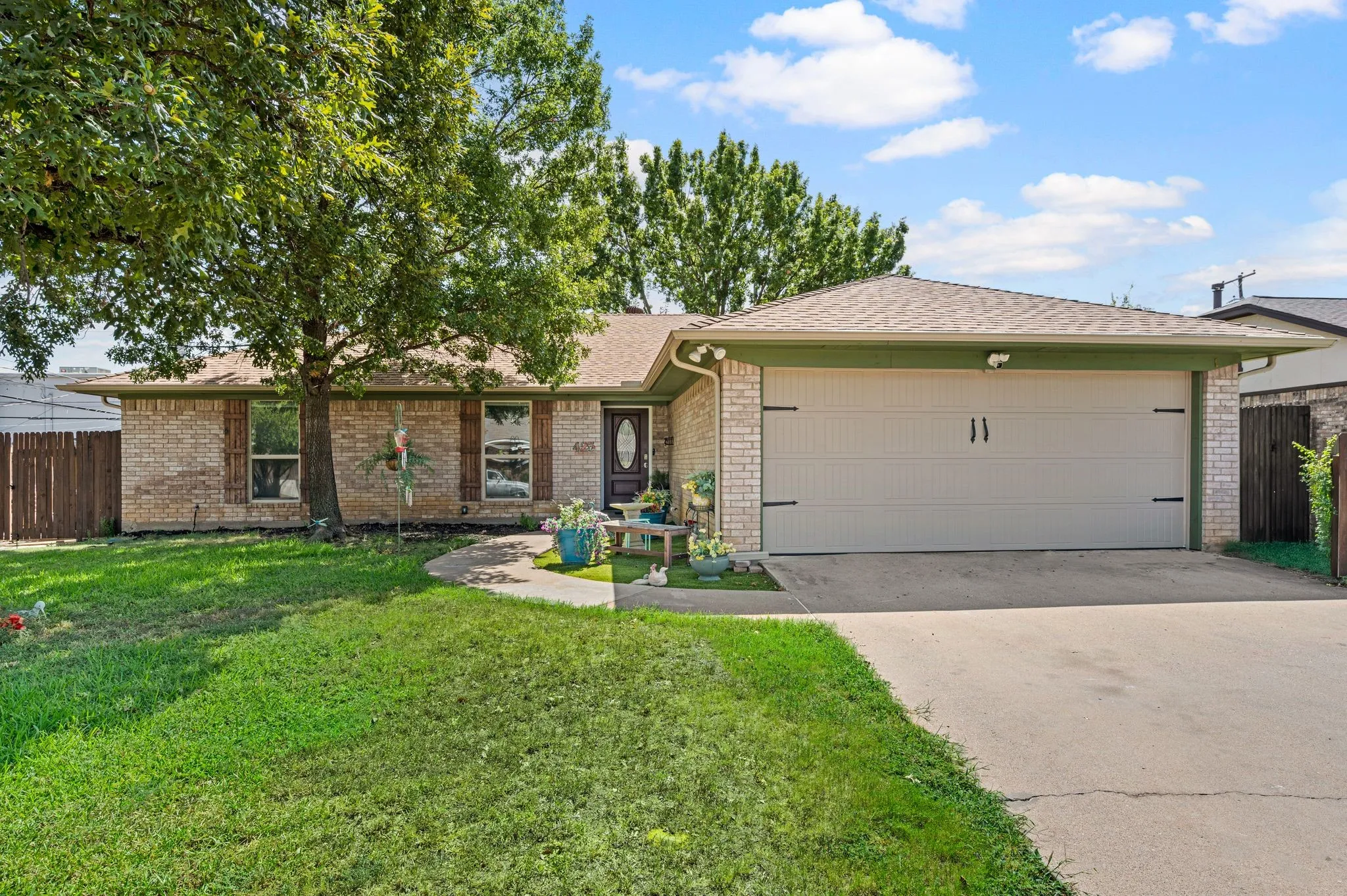 Single Family Residence For Sale in Tarrant County , 425 Glenwood Terrace, Hurst, Texas 76053, 3 Bedroom, 2 Bathroom, 2 Garage spaces, 1,546 Sqft, built in 1977, mls#21389910, Real Estate Agent in Hurst, Homes For Sale in Tarrant county, Homes For Sale in Hurst, Realtor in Hurst Texas, Real Estate Brokerage Independent Realty Texas, Luminita Cordes Realtor