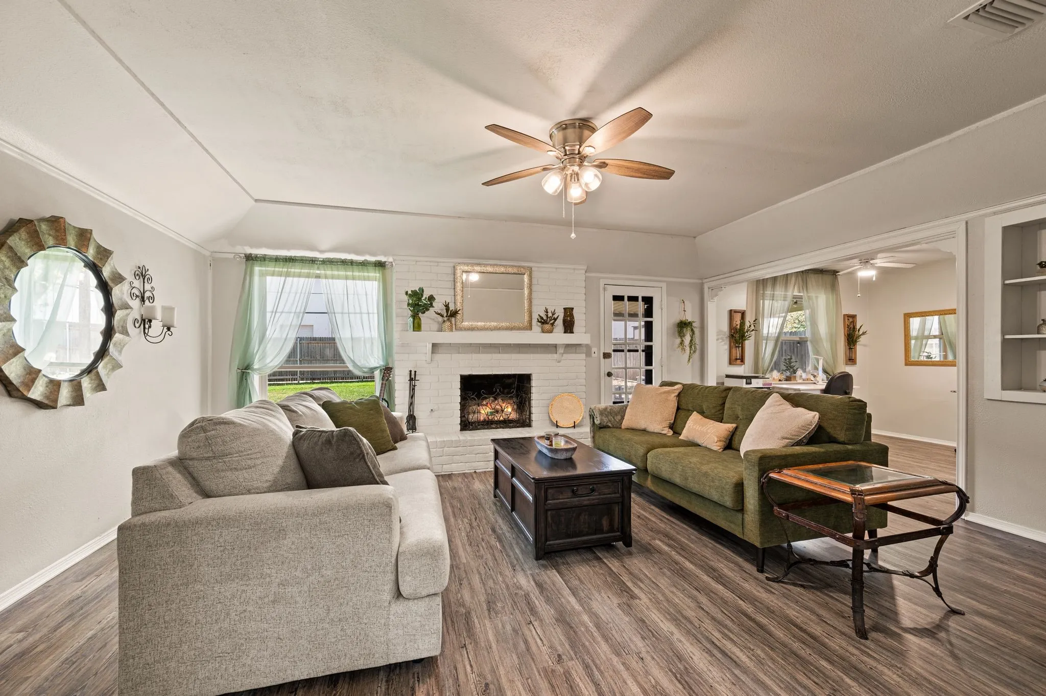 Single Family Residence For Sale in Tarrant County , 425 Glenwood Terrace, Hurst, Texas 76053, 3 Bedroom, 2 Bathroom, 2 Garage spaces, 1,546 Sqft, built in 1977, mls#21389910, Real Estate Agent in Hurst, Homes For Sale in Tarrant county, Homes For Sale in Hurst, Realtor in Hurst Texas, Real Estate Brokerage Independent Realty Texas, Luminita Cordes Realtor