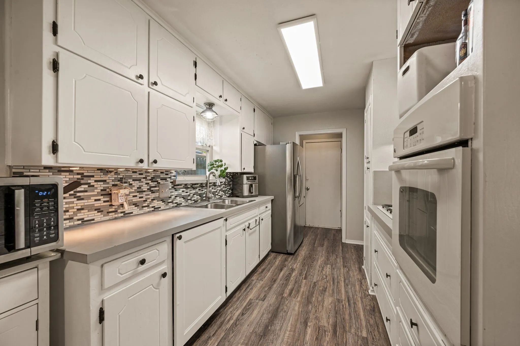 Single Family Residence For Sale in Tarrant County , 425 Glenwood Terrace, Hurst, Texas 76053, 3 Bedroom, 2 Bathroom, 2 Garage spaces, 1,546 Sqft, built in 1977, mls#21389910, Real Estate Agent in Hurst, Homes For Sale in Tarrant county, Homes For Sale in Hurst, Realtor in Hurst Texas, Real Estate Brokerage Independent Realty Texas, Luminita Cordes Realtor