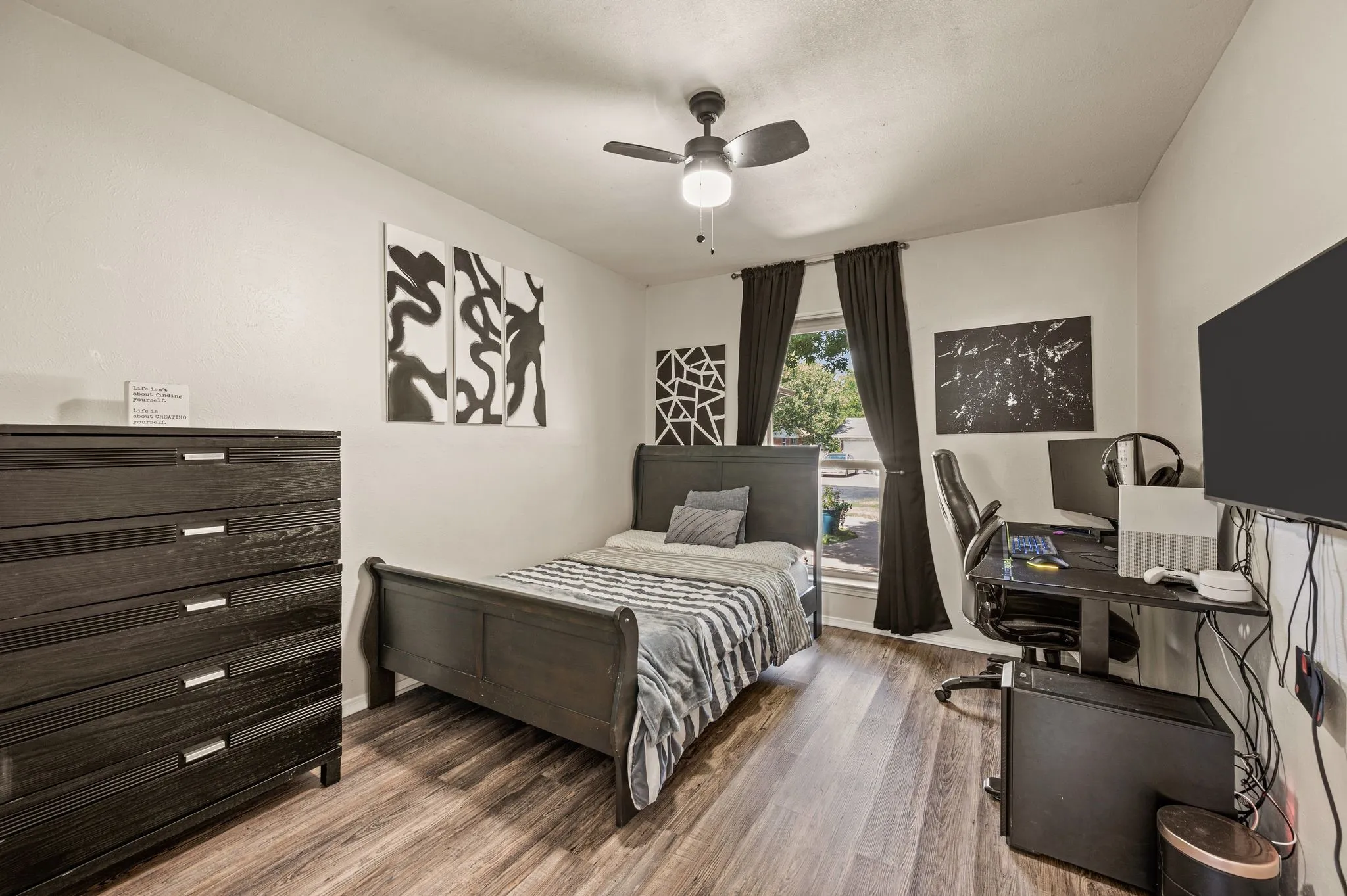 Single Family Residence For Sale in Tarrant County , 425 Glenwood Terrace, Hurst, Texas 76053, 3 Bedroom, 2 Bathroom, 2 Garage spaces, 1,546 Sqft, built in 1977, mls#21389910, Real Estate Agent in Hurst, Homes For Sale in Tarrant county, Homes For Sale in Hurst, Realtor in Hurst Texas, Real Estate Brokerage Independent Realty Texas, Luminita Cordes Realtor