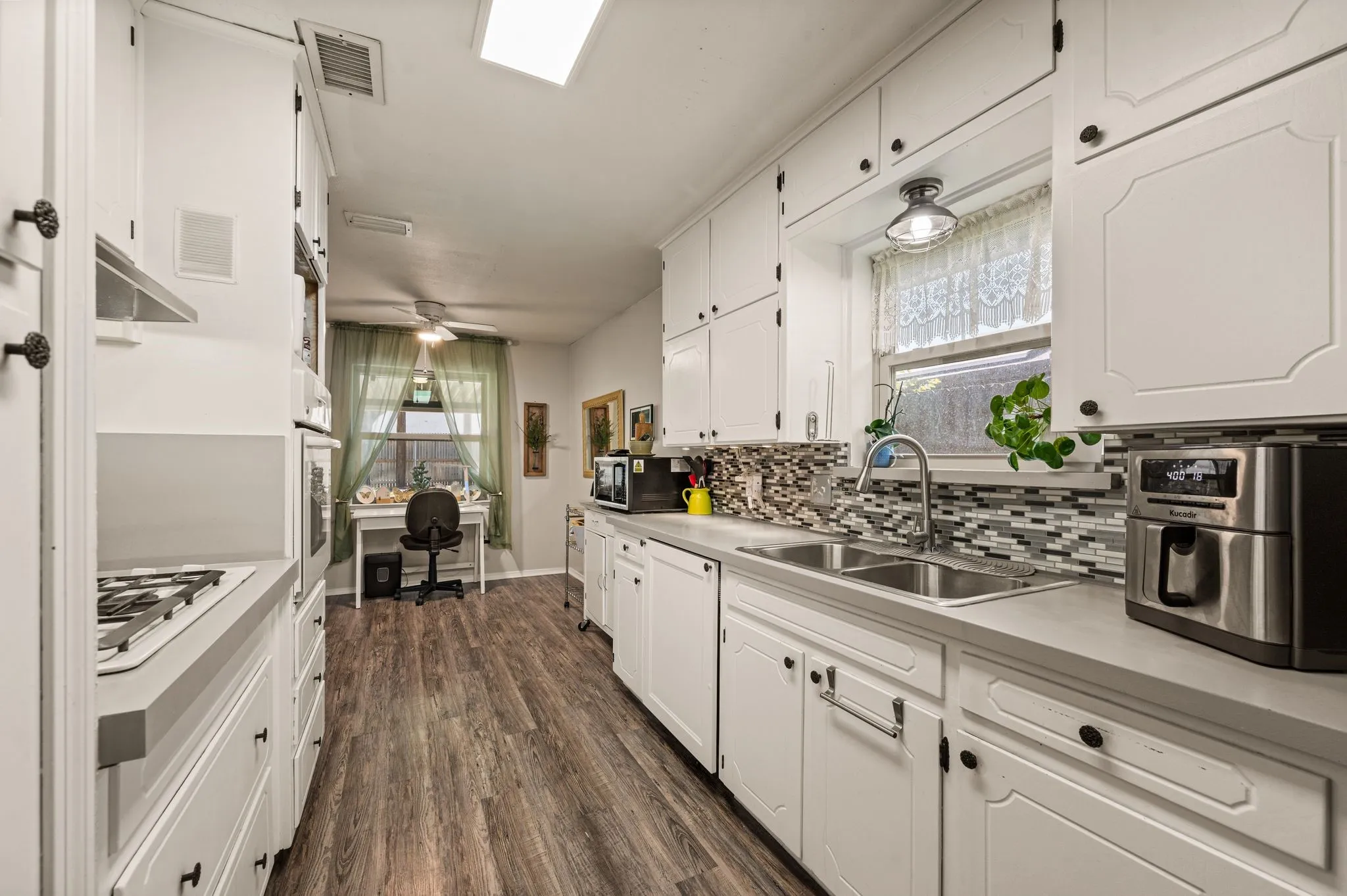 Single Family Residence For Sale in Tarrant County , 425 Glenwood Terrace, Hurst, Texas 76053, 3 Bedroom, 2 Bathroom, 2 Garage spaces, 1,546 Sqft, built in 1977, mls#21389910, Real Estate Agent in Hurst, Homes For Sale in Tarrant county, Homes For Sale in Hurst, Realtor in Hurst Texas, Real Estate Brokerage Independent Realty Texas, Luminita Cordes Realtor