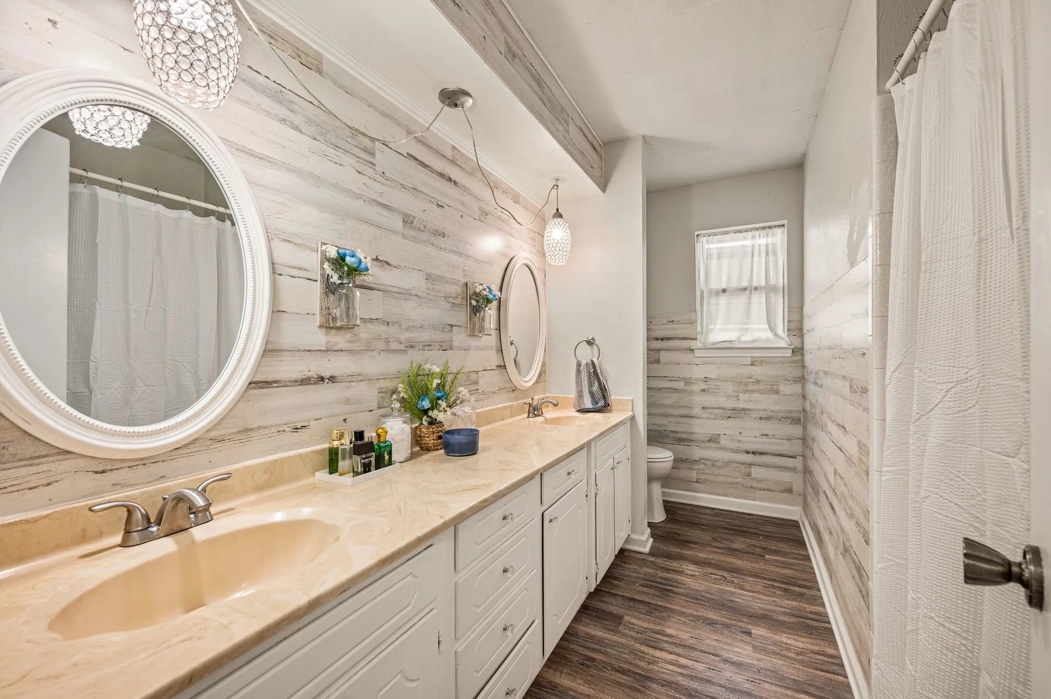 Single Family Residence For Sale in Tarrant County , 425 Glenwood Terrace, Hurst, Texas 76053, 3 Bedroom, 2 Bathroom, 2 Garage spaces, 1,546 Sqft, built in 1977, mls#21389910, Real Estate Agent in Hurst, Homes For Sale in Tarrant county, Homes For Sale in Hurst, Realtor in Hurst Texas, Real Estate Brokerage Independent Realty Texas, Luminita Cordes Realtor