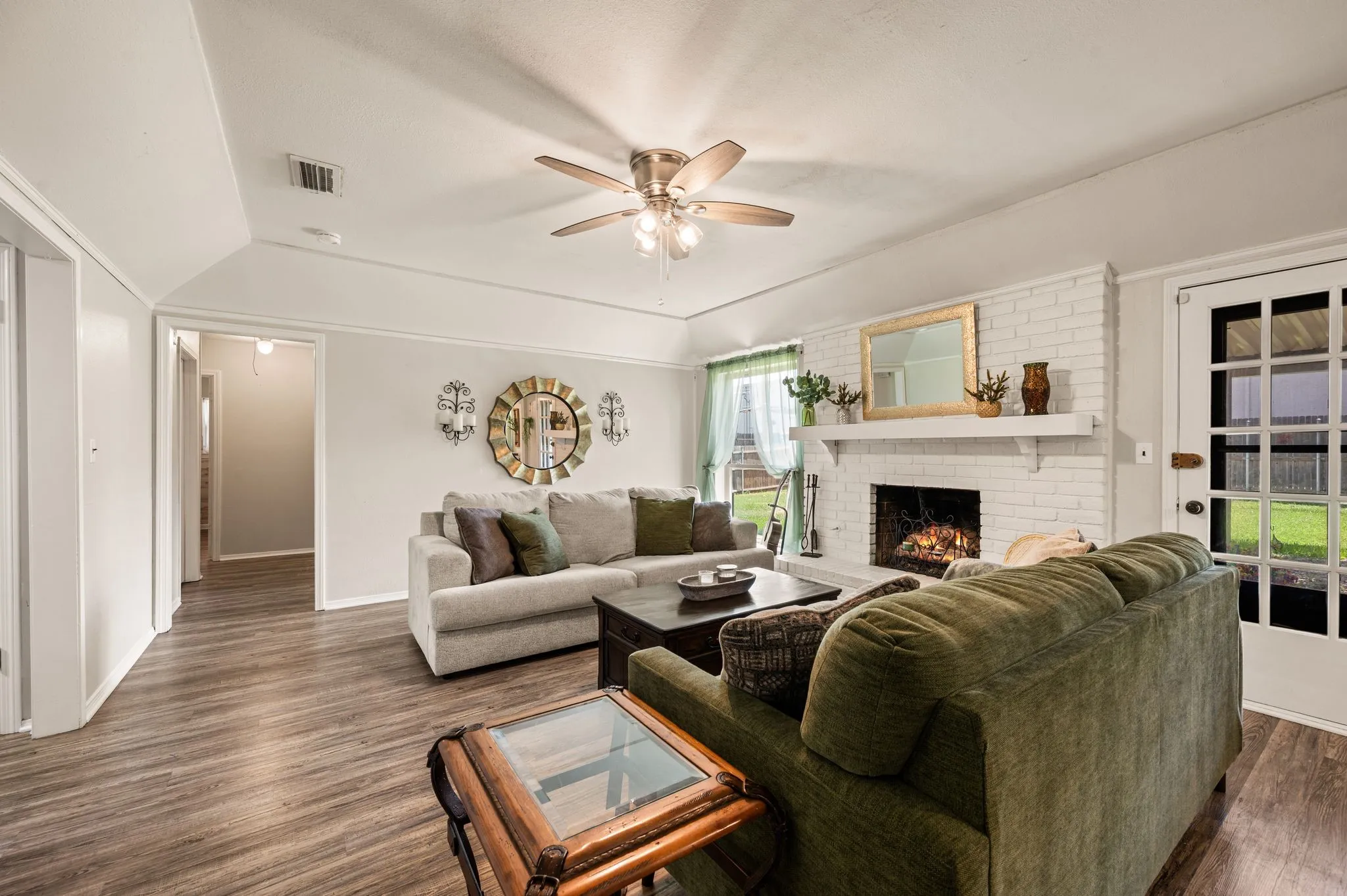 Single Family Residence For Sale in Tarrant County , 425 Glenwood Terrace, Hurst, Texas 76053, 3 Bedroom, 2 Bathroom, 2 Garage spaces, 1,546 Sqft, built in 1977, mls#21389910, Real Estate Agent in Hurst, Homes For Sale in Tarrant county, Homes For Sale in Hurst, Realtor in Hurst Texas, Real Estate Brokerage Independent Realty Texas, Luminita Cordes Realtor