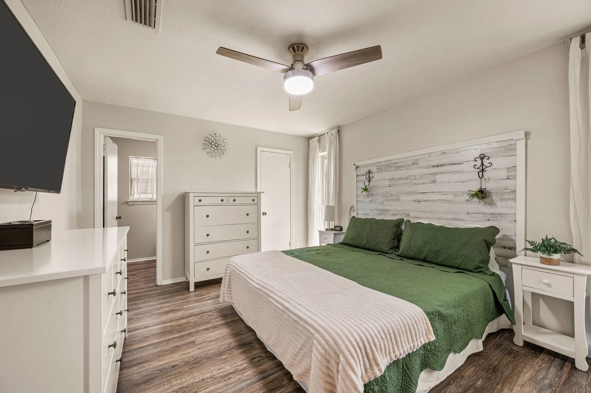Single Family Residence For Sale in Tarrant County , 425 Glenwood Terrace, Hurst, Texas 76053, 3 Bedroom, 2 Bathroom, 2 Garage spaces, 1,546 Sqft, built in 1977, mls#21389910, Real Estate Agent in Hurst, Homes For Sale in Tarrant county, Homes For Sale in Hurst, Realtor in Hurst Texas, Real Estate Brokerage Independent Realty Texas, Luminita Cordes Realtor