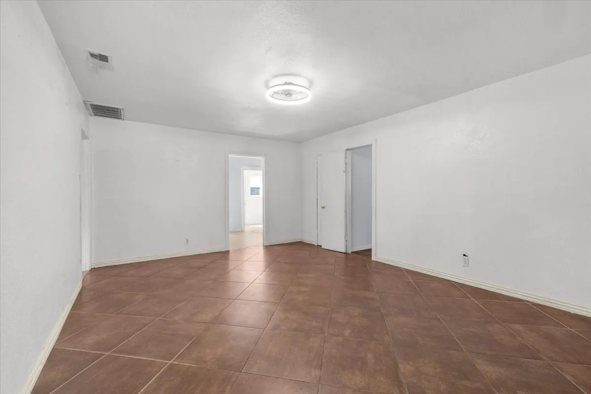 Single Family Residence For Sale in Tarrant County , 1016 Sycamore Terrace, Fort Worth, Texas 76104, 3 Bedroom, 2 Bathroom, Garage spaces, 933 Sqft, built in 1947, mls#21386417, Real Estate Agent in Fort Worth, Homes For Sale in Tarrant county, Homes For Sale in Fort Worth, Realtor in Fort Worth Texas, Real Estate Brokerage Independent Realty Texas, Luminita Cordes Realtor