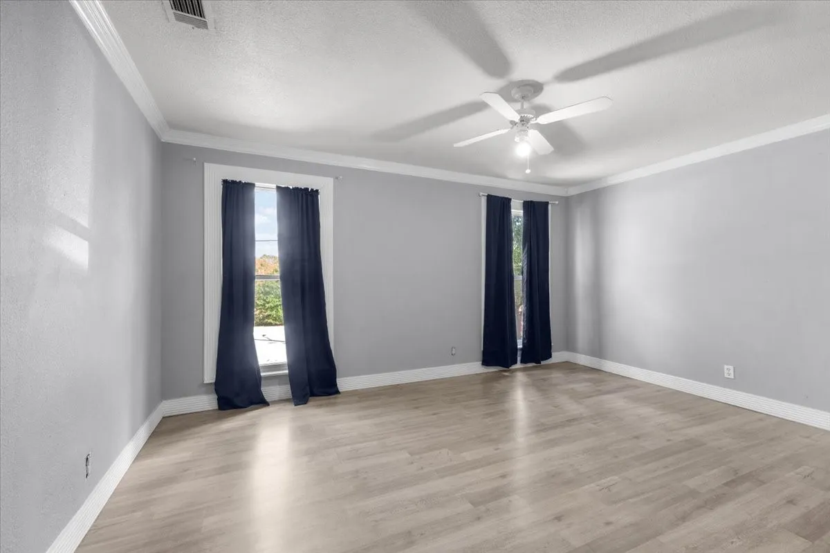 Single Family Residence For Sale in Tarrant County , 1016 Sycamore Terrace, Fort Worth, Texas 76104, 3 Bedroom, 2 Bathroom, Garage spaces, 933 Sqft, built in 1947, mls#21386417, Real Estate Agent in Fort Worth, Homes For Sale in Tarrant county, Homes For Sale in Fort Worth, Realtor in Fort Worth Texas, Real Estate Brokerage Independent Realty Texas, Luminita Cordes Realtor