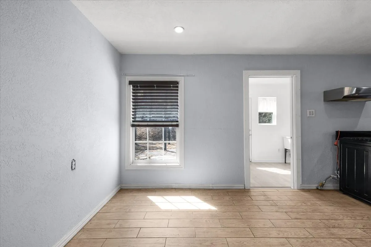 Single Family Residence For Sale in Tarrant County , 1016 Sycamore Terrace, Fort Worth, Texas 76104, 3 Bedroom, 2 Bathroom, Garage spaces, 933 Sqft, built in 1947, mls#21386417, Real Estate Agent in Fort Worth, Homes For Sale in Tarrant county, Homes For Sale in Fort Worth, Realtor in Fort Worth Texas, Real Estate Brokerage Independent Realty Texas, Luminita Cordes Realtor