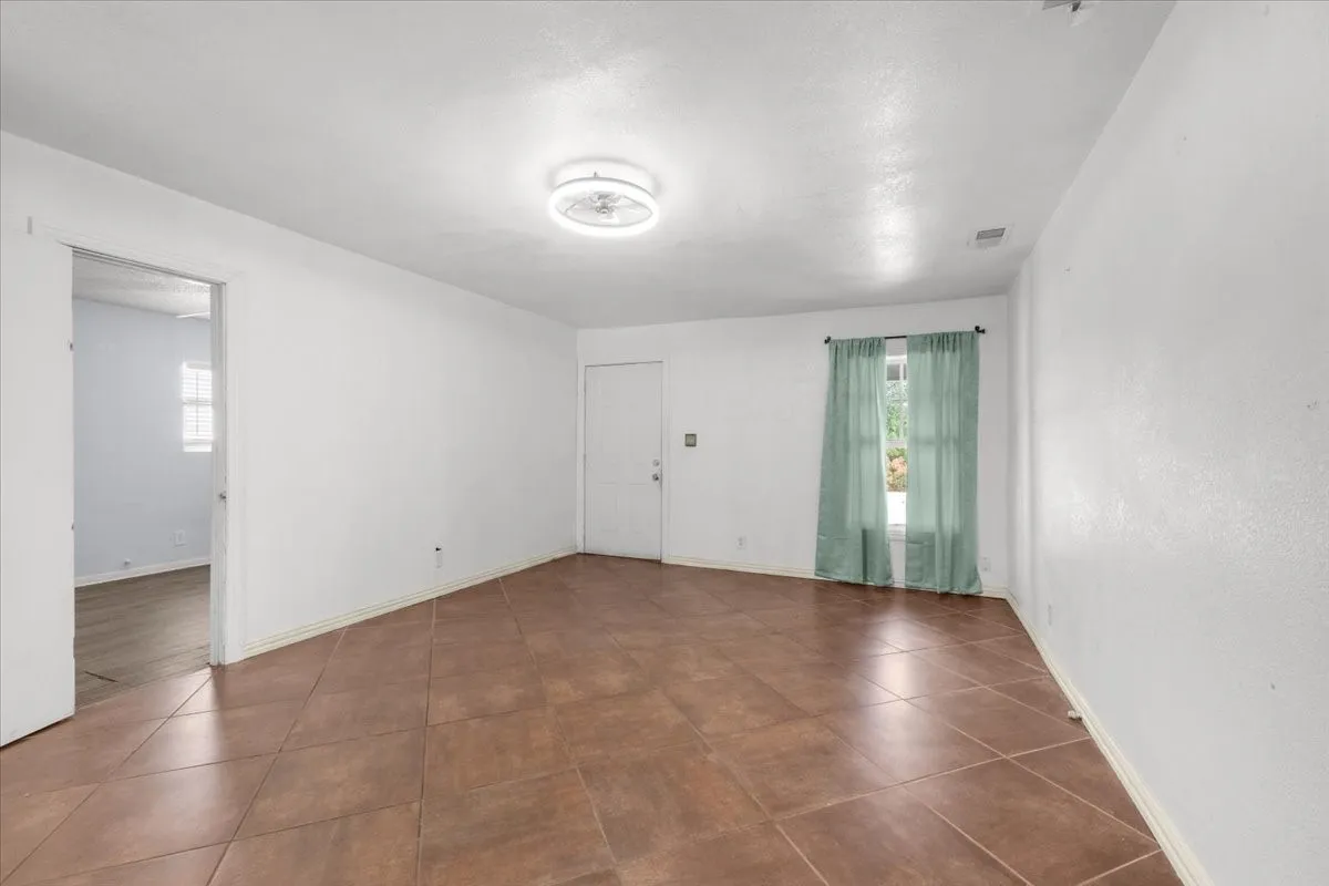 Single Family Residence For Sale in Tarrant County , 1016 Sycamore Terrace, Fort Worth, Texas 76104, 3 Bedroom, 2 Bathroom, Garage spaces, 933 Sqft, built in 1947, mls#21386417, Real Estate Agent in Fort Worth, Homes For Sale in Tarrant county, Homes For Sale in Fort Worth, Realtor in Fort Worth Texas, Real Estate Brokerage Independent Realty Texas, Luminita Cordes Realtor