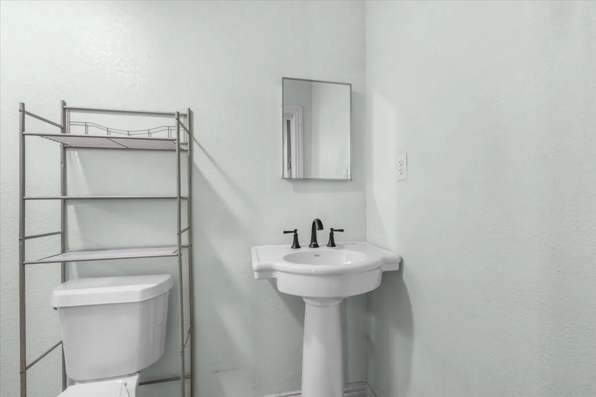 Single Family Residence For Sale in Tarrant County , 1016 Sycamore Terrace, Fort Worth, Texas 76104, 3 Bedroom, 2 Bathroom, Garage spaces, 933 Sqft, built in 1947, mls#21386417, Real Estate Agent in Fort Worth, Homes For Sale in Tarrant county, Homes For Sale in Fort Worth, Realtor in Fort Worth Texas, Real Estate Brokerage Independent Realty Texas, Luminita Cordes Realtor