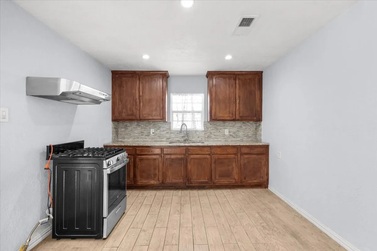 Single Family Residence For Sale in Tarrant County , 1016 Sycamore Terrace, Fort Worth, Texas 76104, 3 Bedroom, 2 Bathroom, Garage spaces, 933 Sqft, built in 1947, mls#21386417, Real Estate Agent in Fort Worth, Homes For Sale in Tarrant county, Homes For Sale in Fort Worth, Realtor in Fort Worth Texas, Real Estate Brokerage Independent Realty Texas, Luminita Cordes Realtor
