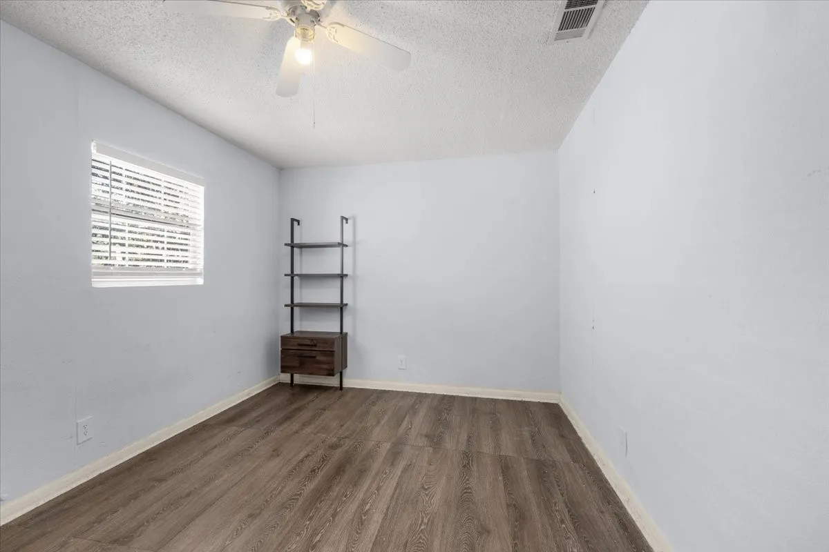 Single Family Residence For Sale in Tarrant County , 1016 Sycamore Terrace, Fort Worth, Texas 76104, 3 Bedroom, 2 Bathroom, Garage spaces, 933 Sqft, built in 1947, mls#21386417, Real Estate Agent in Fort Worth, Homes For Sale in Tarrant county, Homes For Sale in Fort Worth, Realtor in Fort Worth Texas, Real Estate Brokerage Independent Realty Texas, Luminita Cordes Realtor