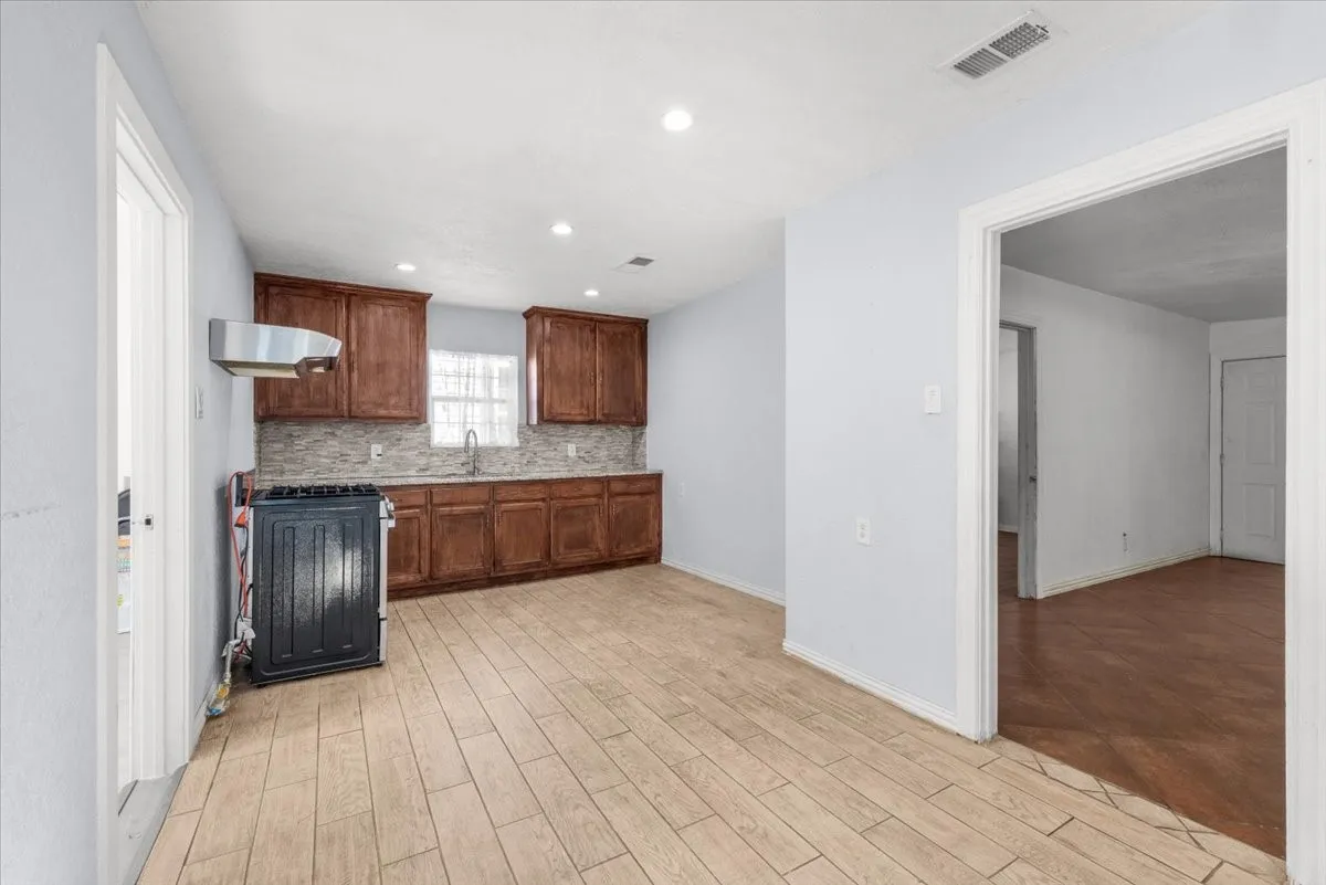 Single Family Residence For Sale in Tarrant County , 1016 Sycamore Terrace, Fort Worth, Texas 76104, 3 Bedroom, 2 Bathroom, Garage spaces, 933 Sqft, built in 1947, mls#21386417, Real Estate Agent in Fort Worth, Homes For Sale in Tarrant county, Homes For Sale in Fort Worth, Realtor in Fort Worth Texas, Real Estate Brokerage Independent Realty Texas, Luminita Cordes Realtor